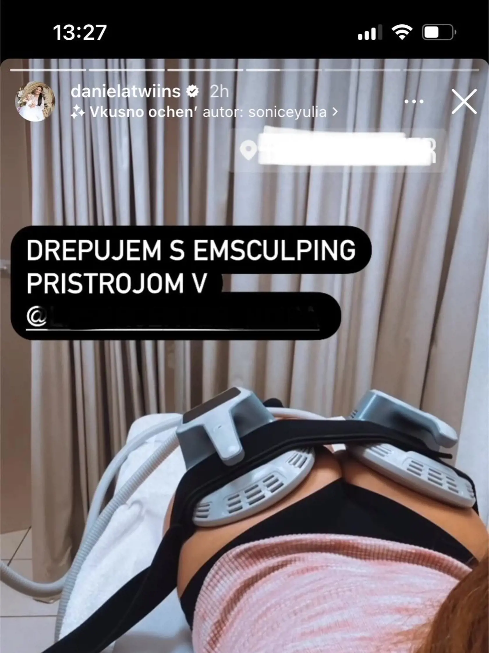Daniela chodí na estetickú kliniku, kde za ňu stroj drepuje a robí brušáky.