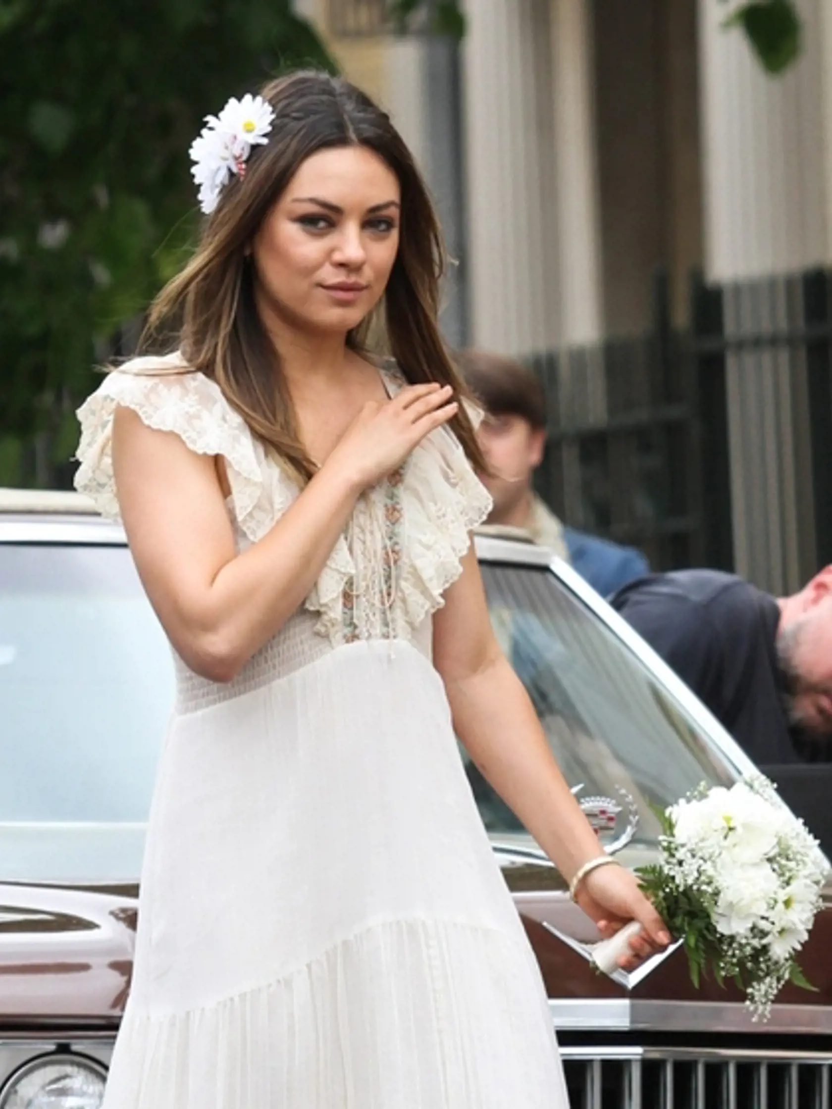 Krásna Mila Kunis a jej kvety vo vlasoch.