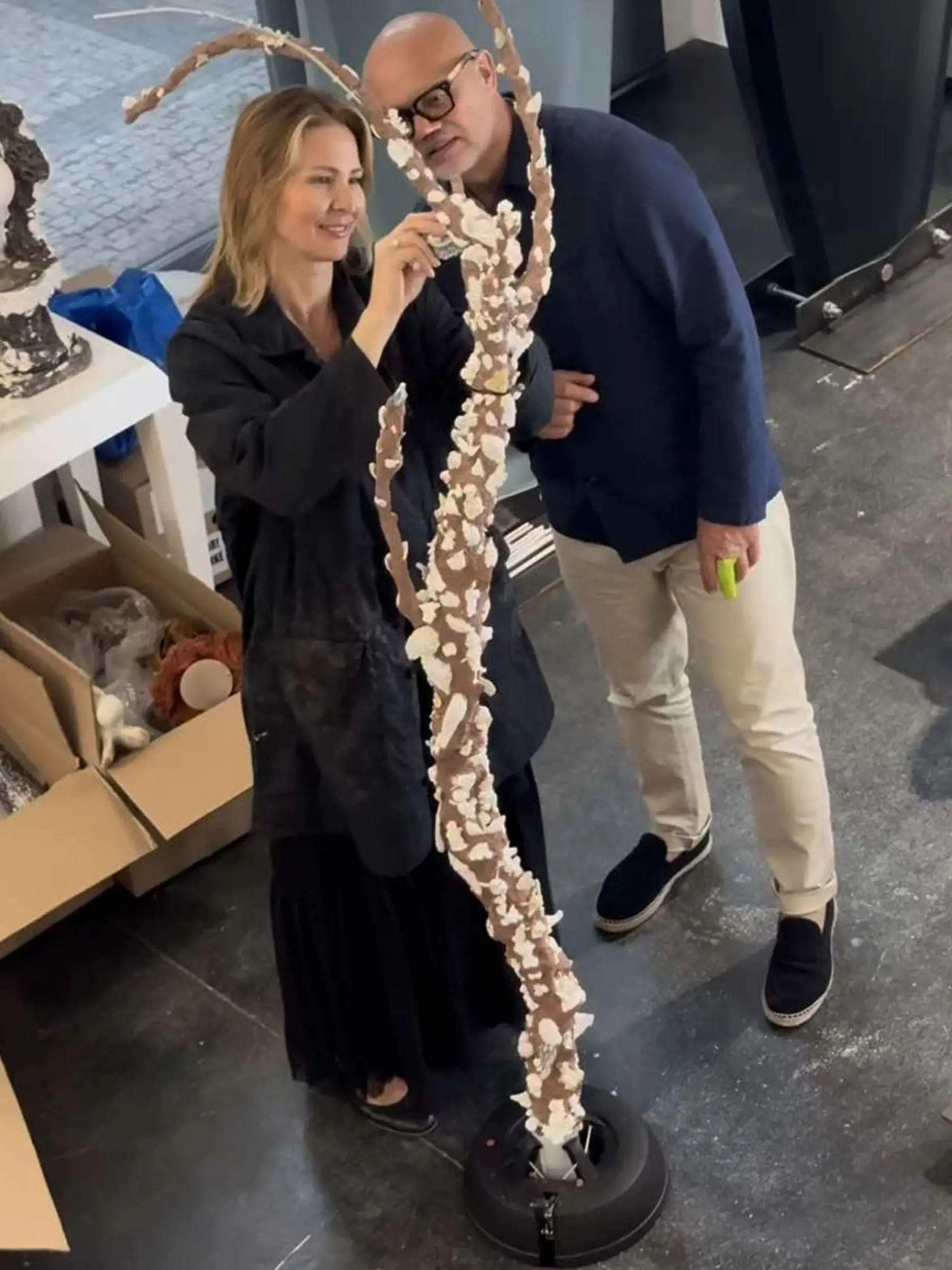 Vdova Ivana Gottová nechala vyrobiť novú sochu pri hrobe manžela Karla Gotta - bronzový strom z anjelikov, ktoré mu fanúšikovia nosili na miesto jeho posledného odpočinku. 