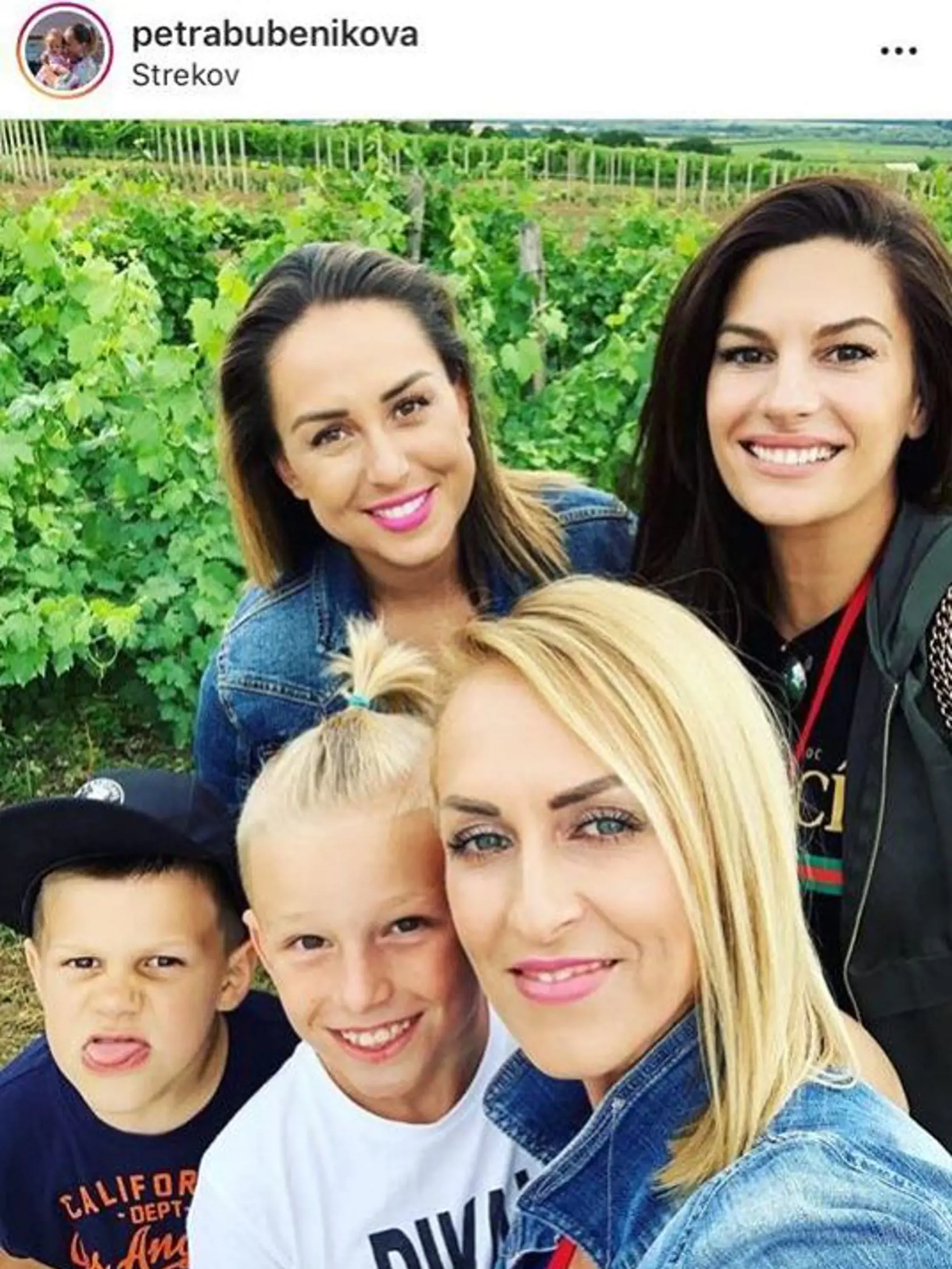 Júl 2020: Herečka Petra Bubeníková, ktorá si kedysi zahrala recepčnú v Paneláku, zverejnila záber s kamarátkou Romanou Procházkovou (vpravo). Tá má syna s dnes už zosnulým Jurajom Halenárom (†35).