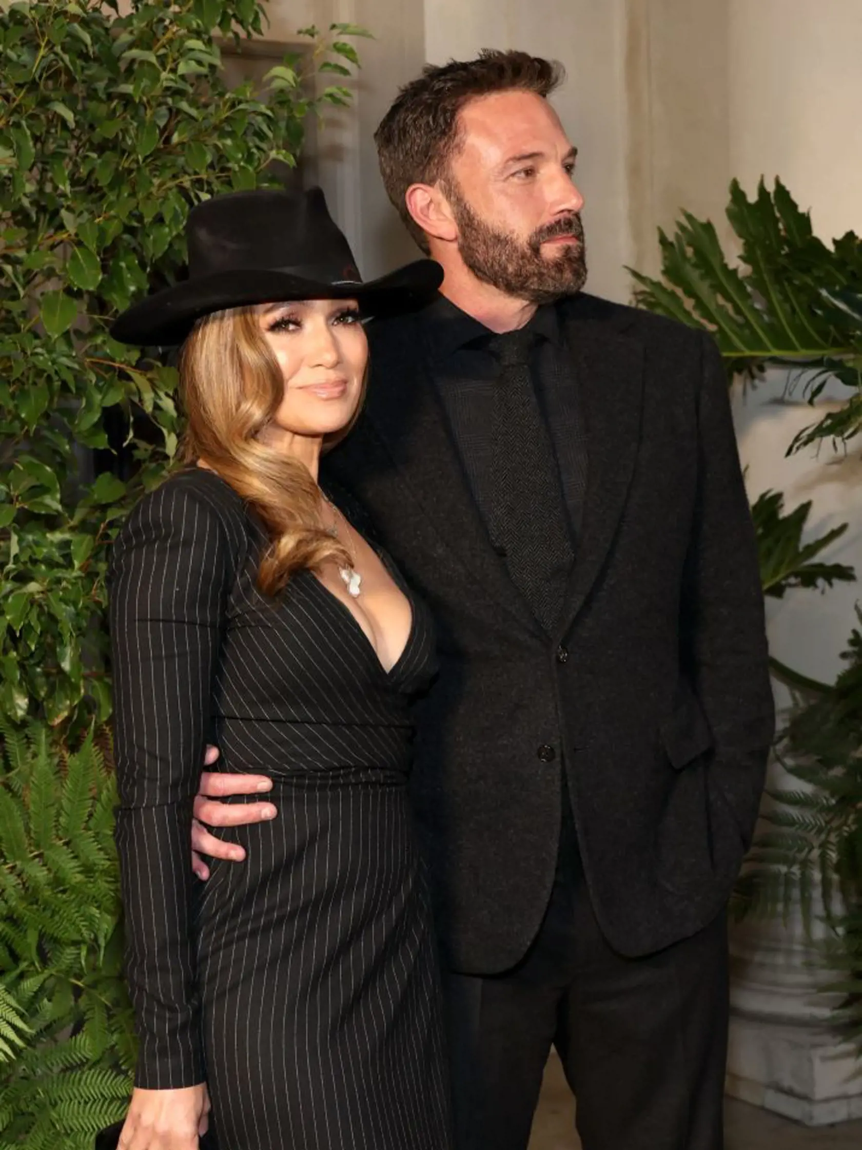 Jennifer Lopez žiarila po boku Bena Afflecka v čiernych šatách s hlbokým výstrihom.
