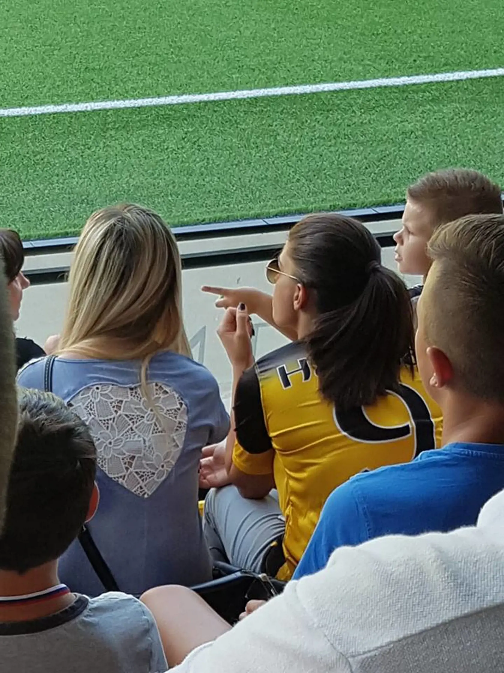 Fanúšikovia: Nicolas s mamou pozorne sledovali bratislavské futbalové derby.