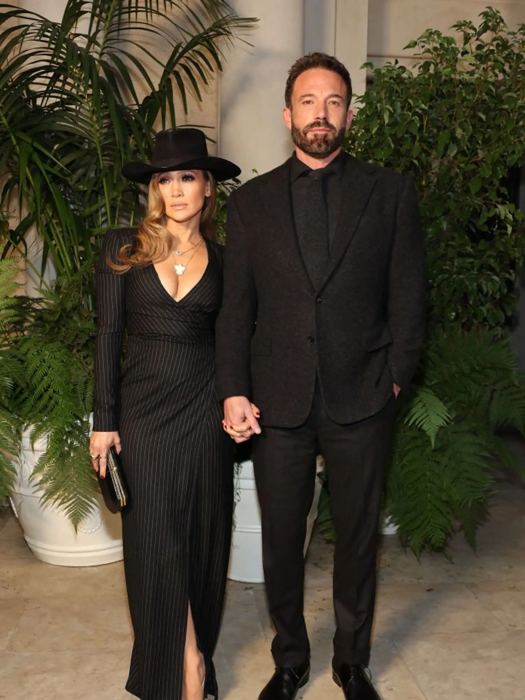 Jennifer Lopez žiarila po boku Bena Afflecka v čiernych šatách s hlbokým výstrihom.