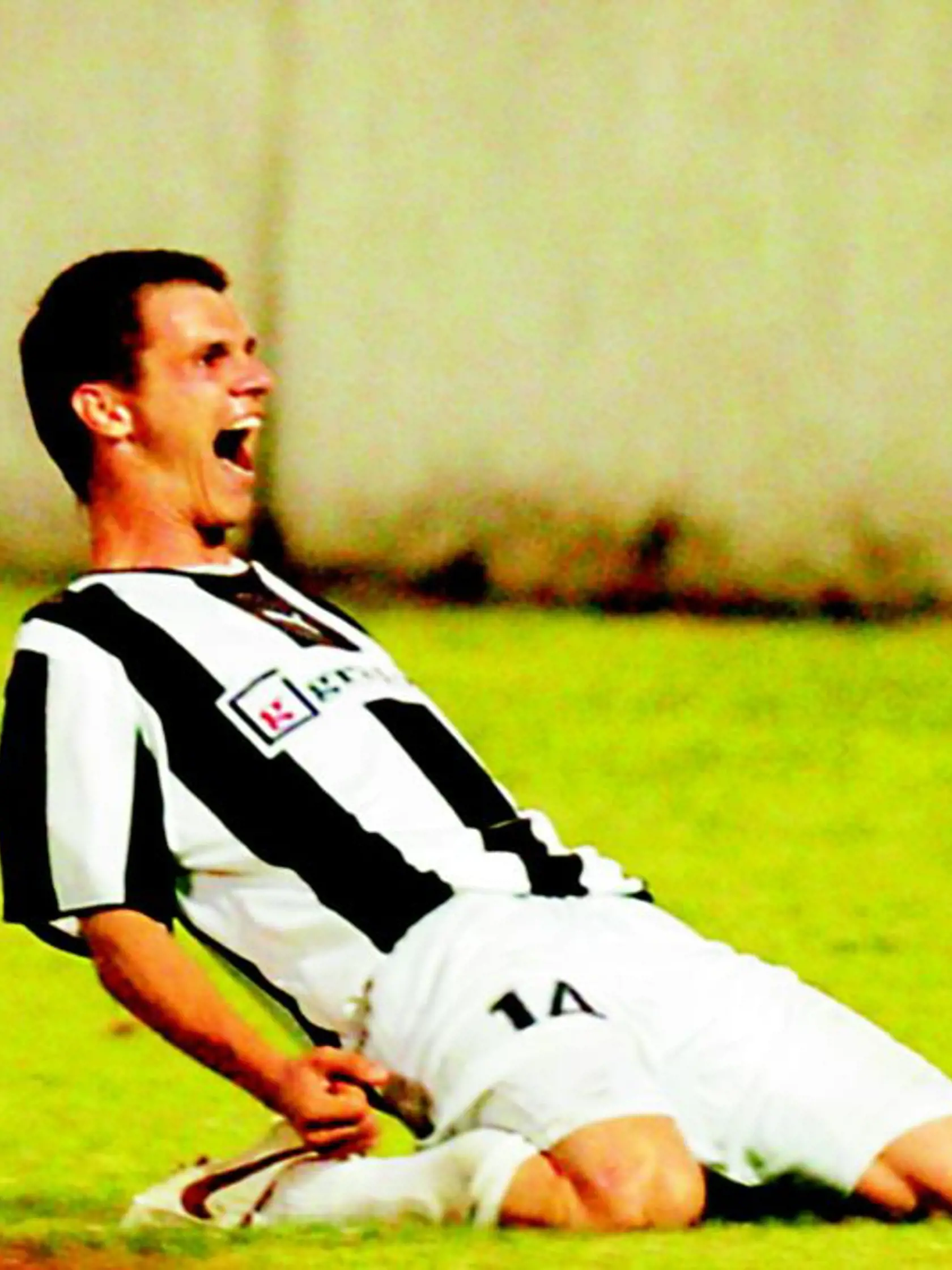Juraj Halenár (†35)
Futbalista, ktorý sa nemalou mierou pričinil o úspech Artmedie v Lige majstrov. Troma gólmi zničil škótsky Celtic Glasgow pri víťazstve 5:0 na Tehelnom poli. Po pôsobení v Petržalke si to namieril do Slovana, s ktorým spojil dlhé roky svojej kariéry. Za belasých odohral 150 stretnutí, v ktorých zaznamenal 55 presných zásahov.
