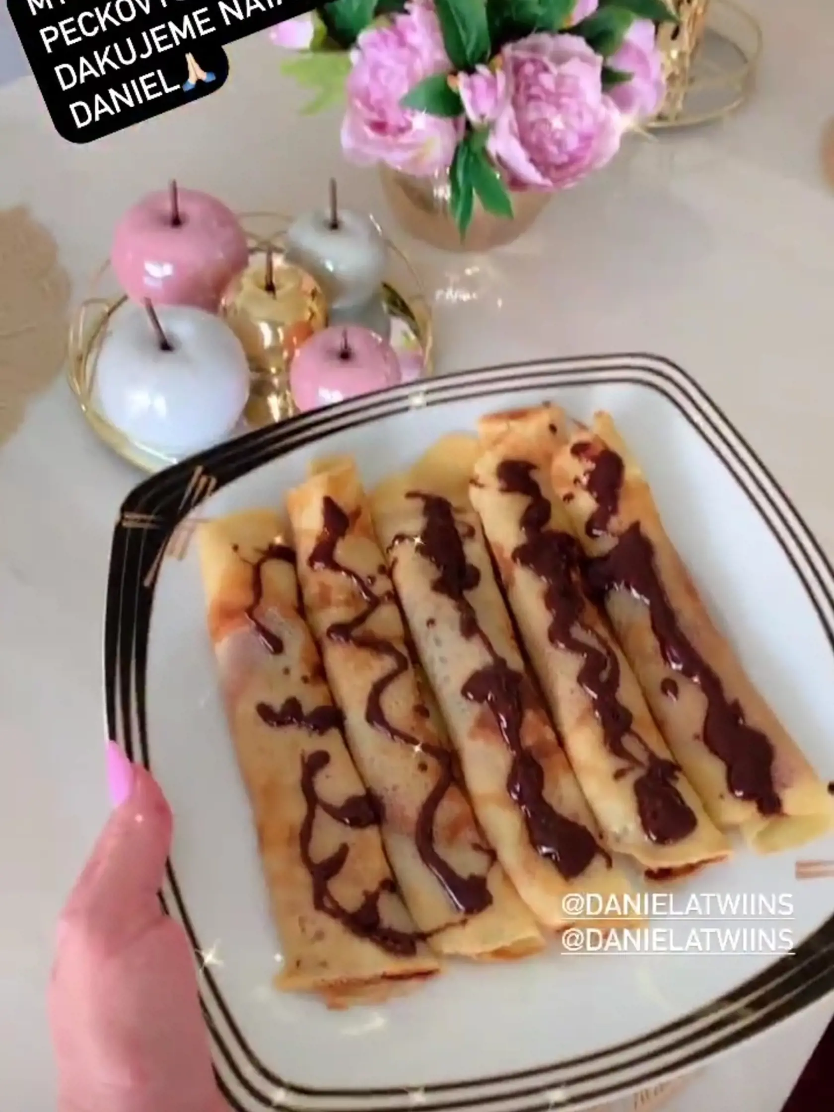 Ani v jedálni nechýbajú zlaté a ružové doplnky. Susedia im ihneď po nasťahovaní priniesli občerstvenie.