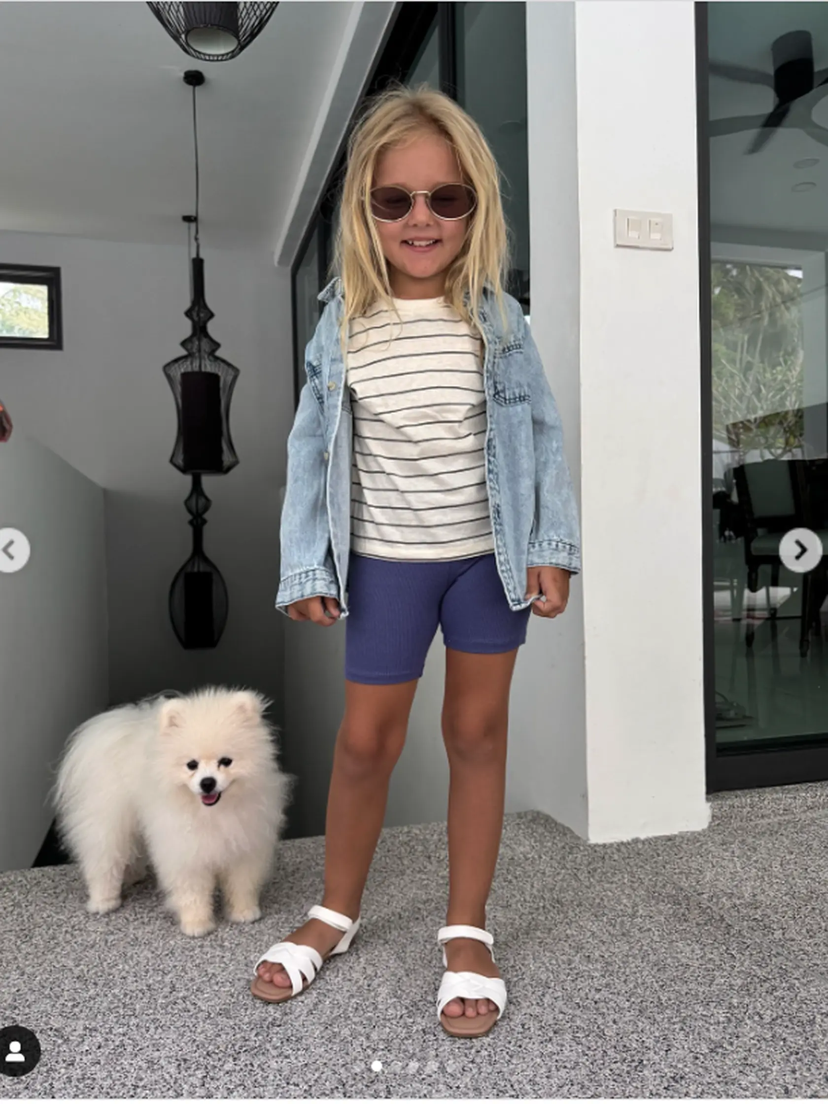 Lucid oblieka svoju dcérku do krásnych outfitov.
