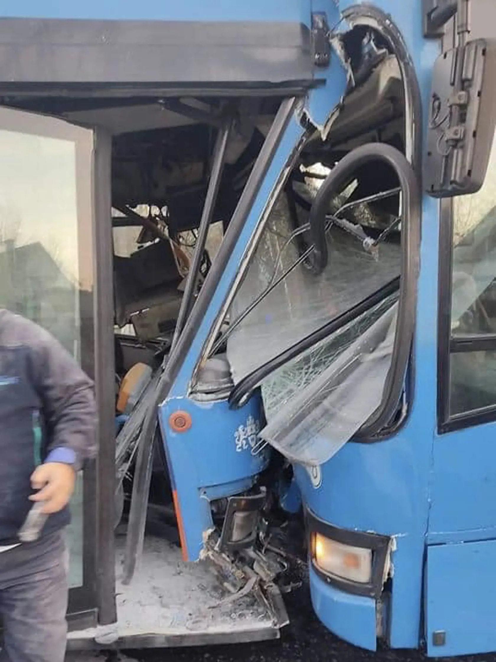 Pri nehode v XVII. budapeštianskom obvode pri križovatke ciest Helikopter út a Lőrinci út sa zranili vodiči oboch vozidiel a zranenia utrpelo aj šesť pasažierov. Všetkých previezli do nemocnice.