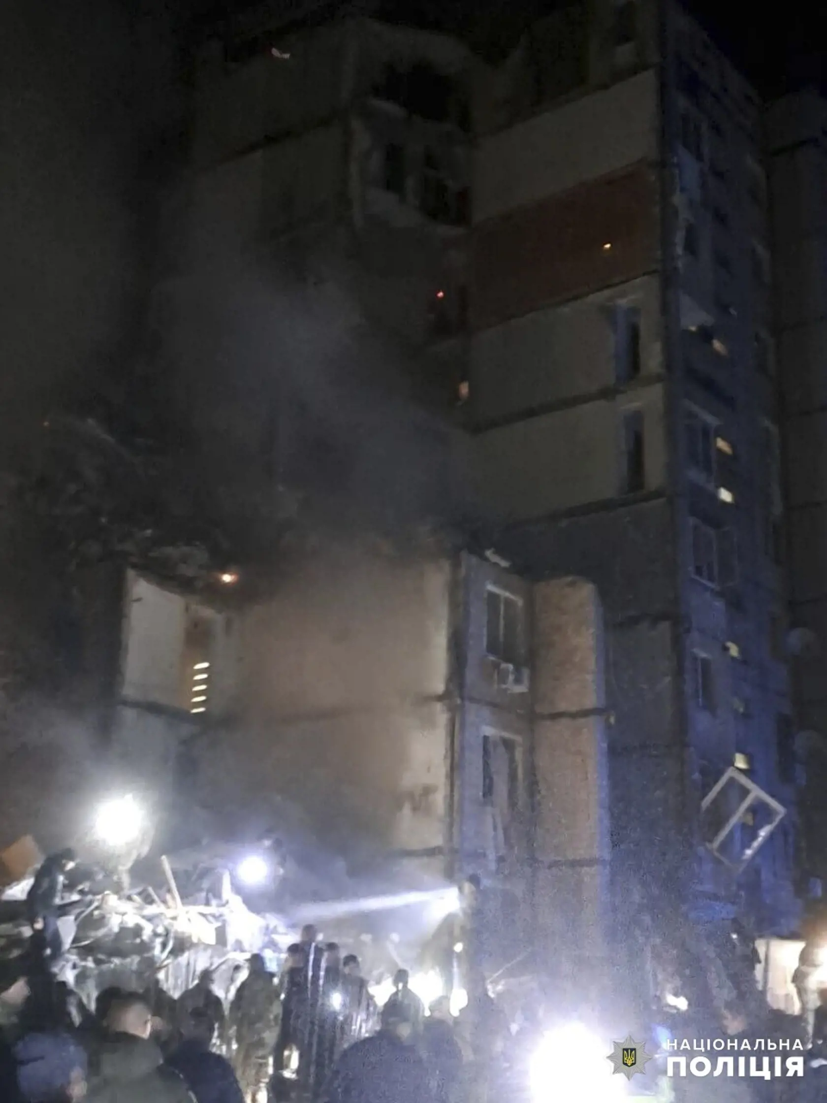 Záchranári zasahujú po útoku dronu ruskej armády na bytový dom v meste Odesa v sobotu 2. marca 2024.