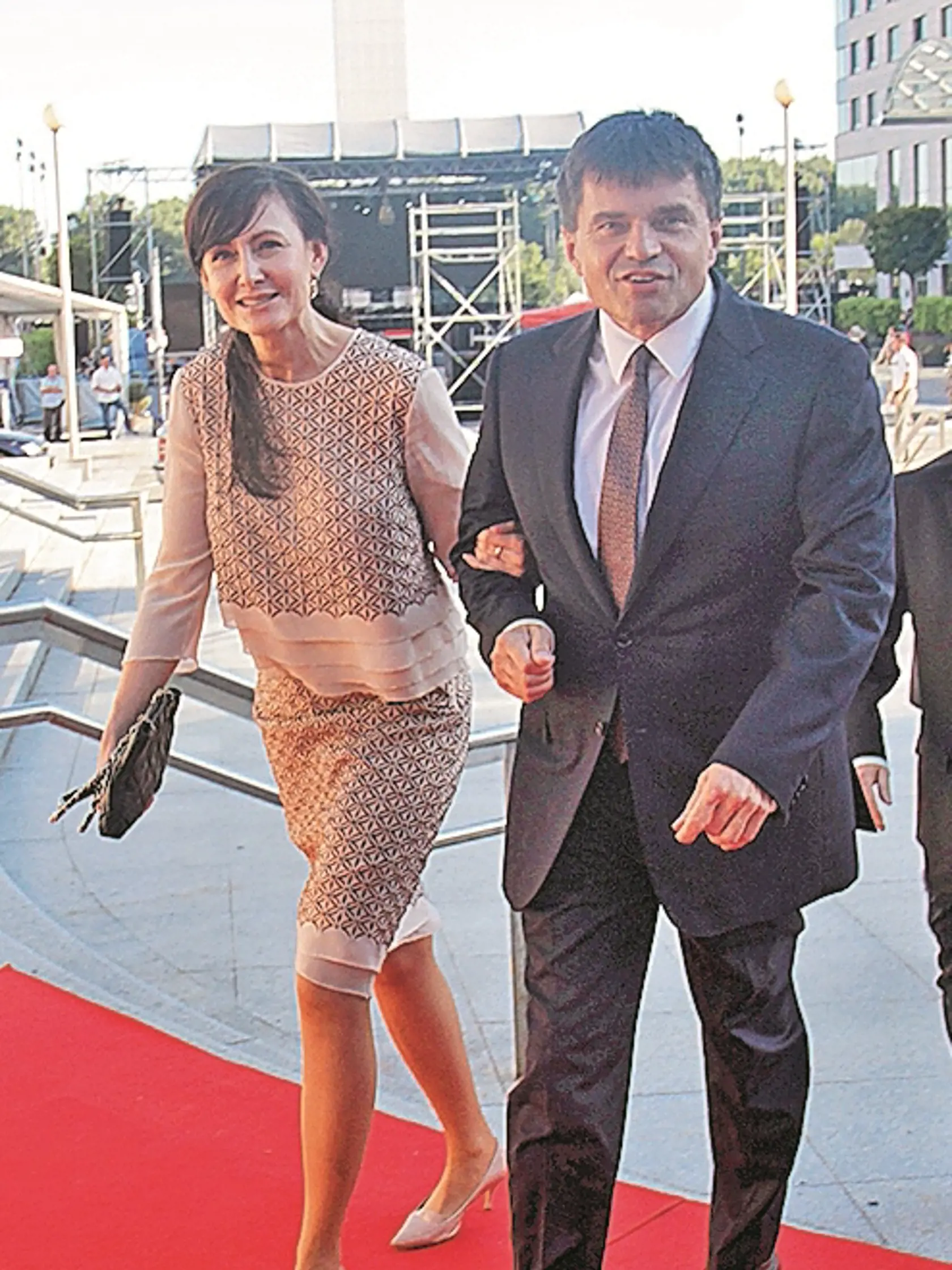 Viera Plavčanová, manželka ministra školstva: Veľmi pekný výber kompletu. Tón v tóne pôsobí elegantne. Skvelé zladenie aj s topánkami. Iná, výrazná kabelka je výborná voľba. Nie som si istá chvostíkom.