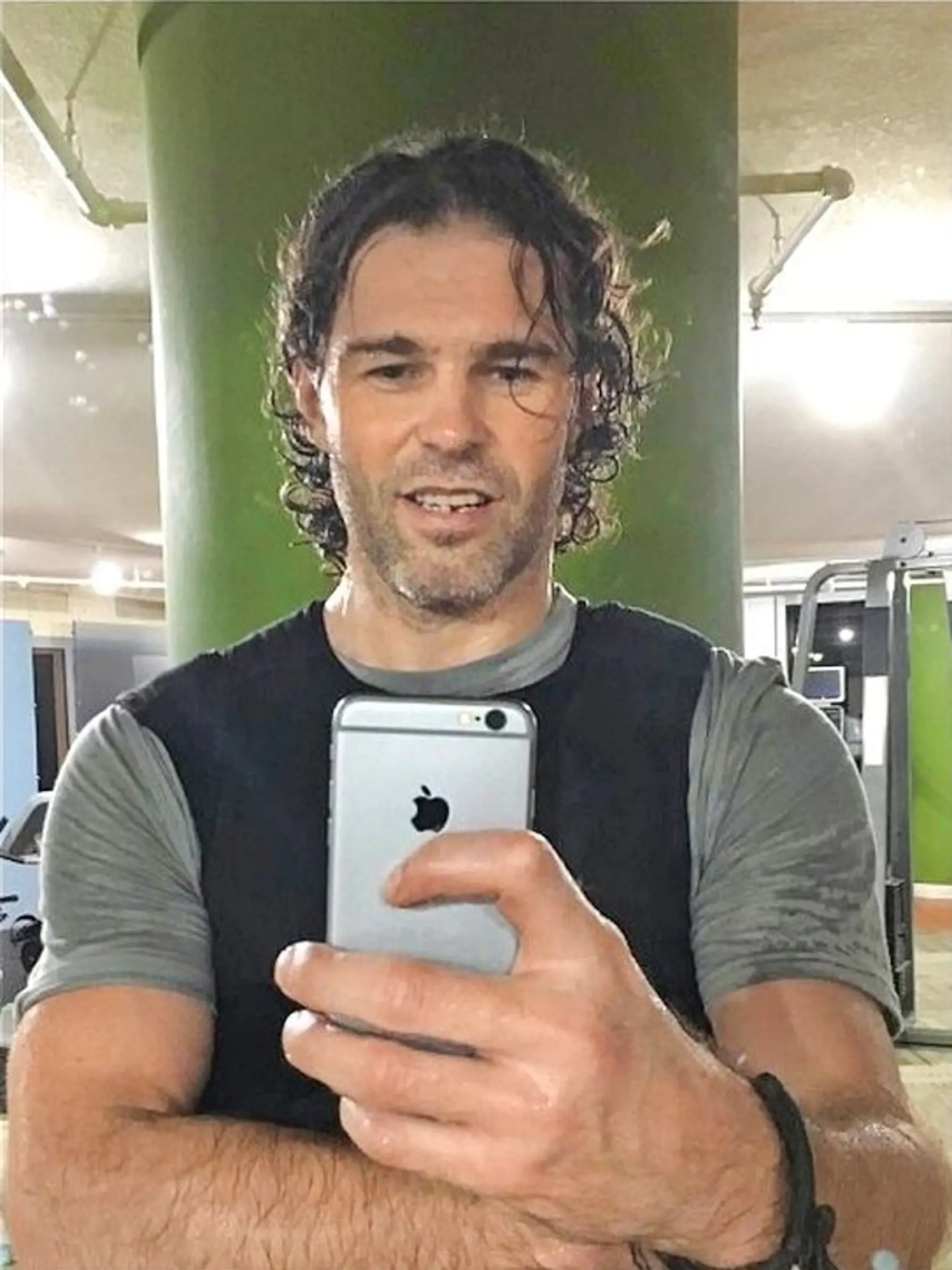 Komu to vlastne robím reklamu? Jaromír Jágr s iPhonom v ruke zabudol, že je tvárou Huawei.