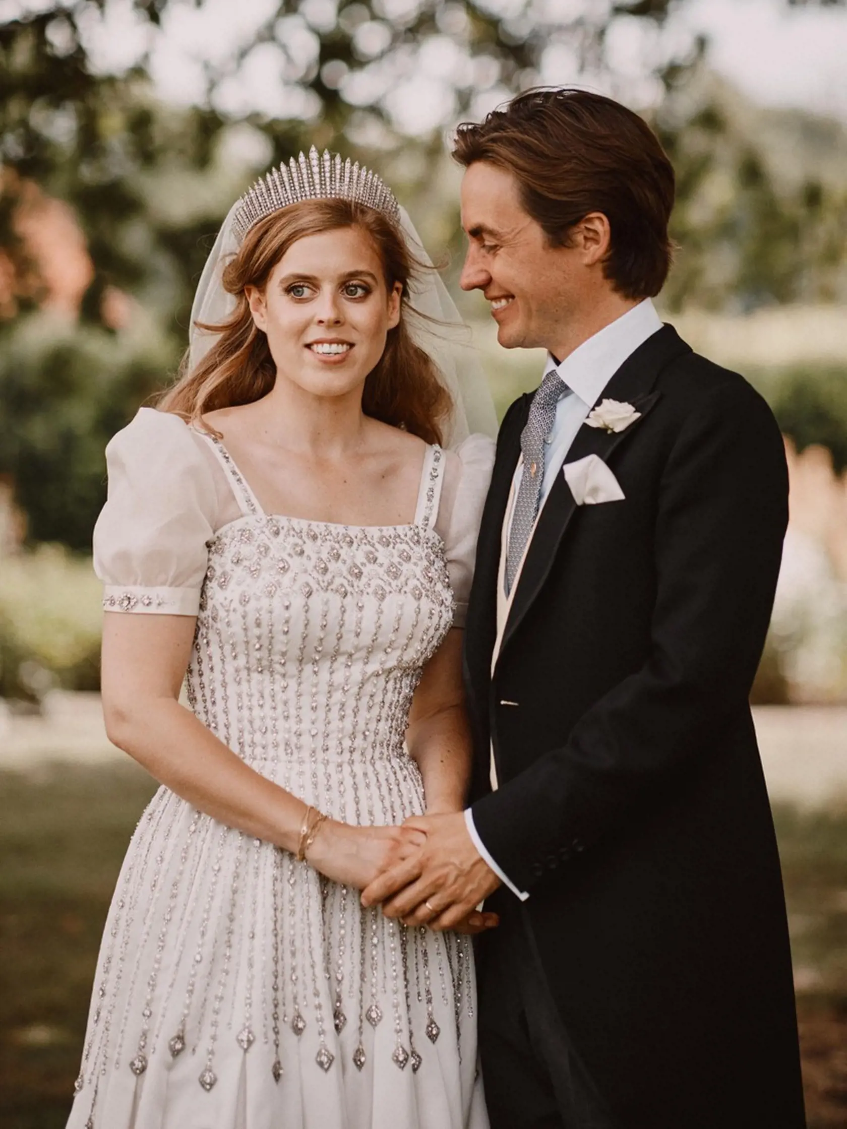 Svadobná fotografia princeznej Beatrice a Edoarda Mapelli Mozziho.