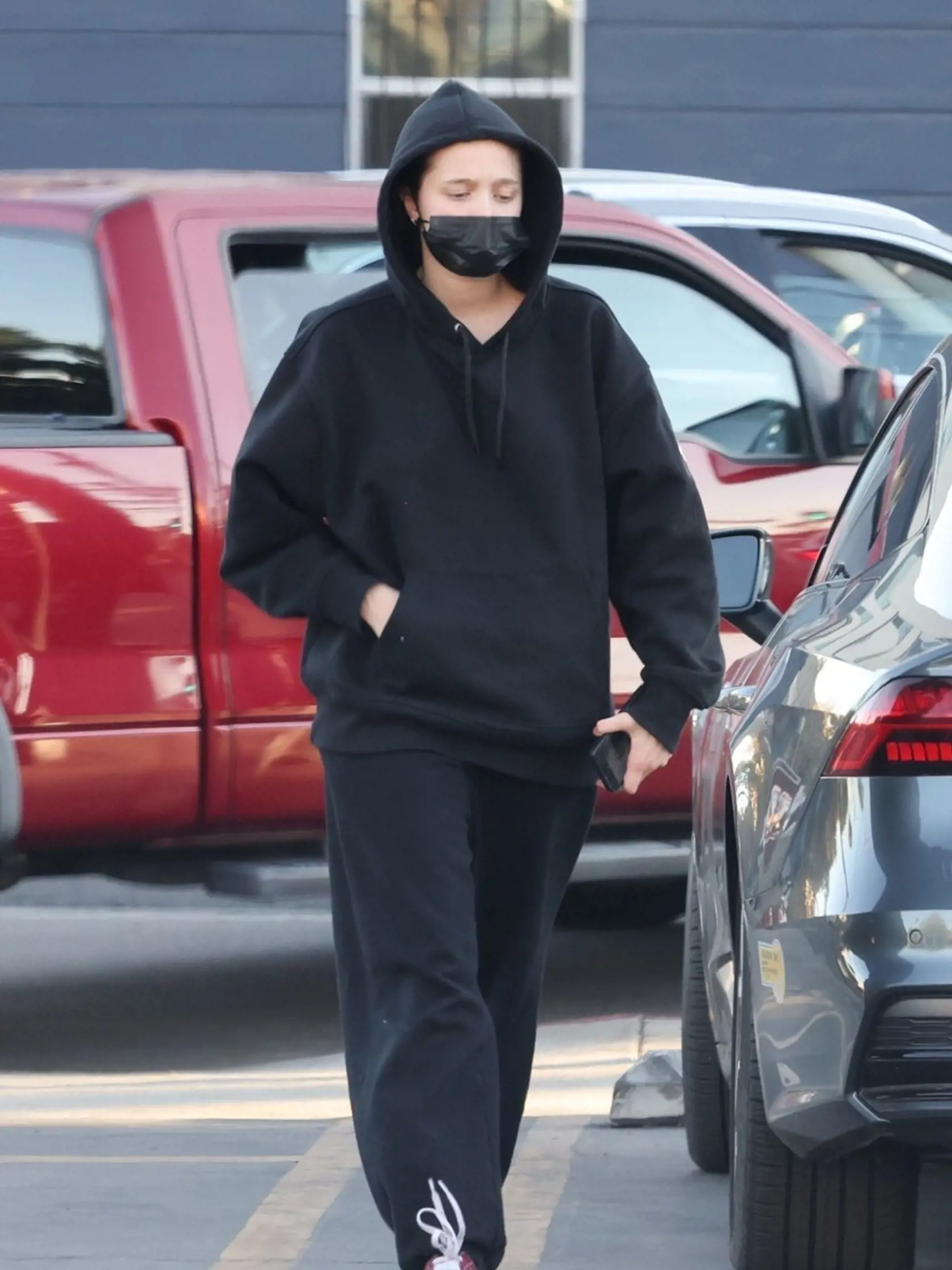 Napriek slnečnému dňu mala oblečenú čiernu mikinu s kapucňou a čierne tepláky a tvár si zakrývala čiernou maskou, aby nepútala pozornosť fotografov. To jej však bohužiaľ nevyšlo a na internete sa objavili jej nové fotografie. Z obchodu zamierila 16-ročná Shiloh na parkovisko, kde nastúpila do luxusného čierneho Audi a vyštartovala domov.