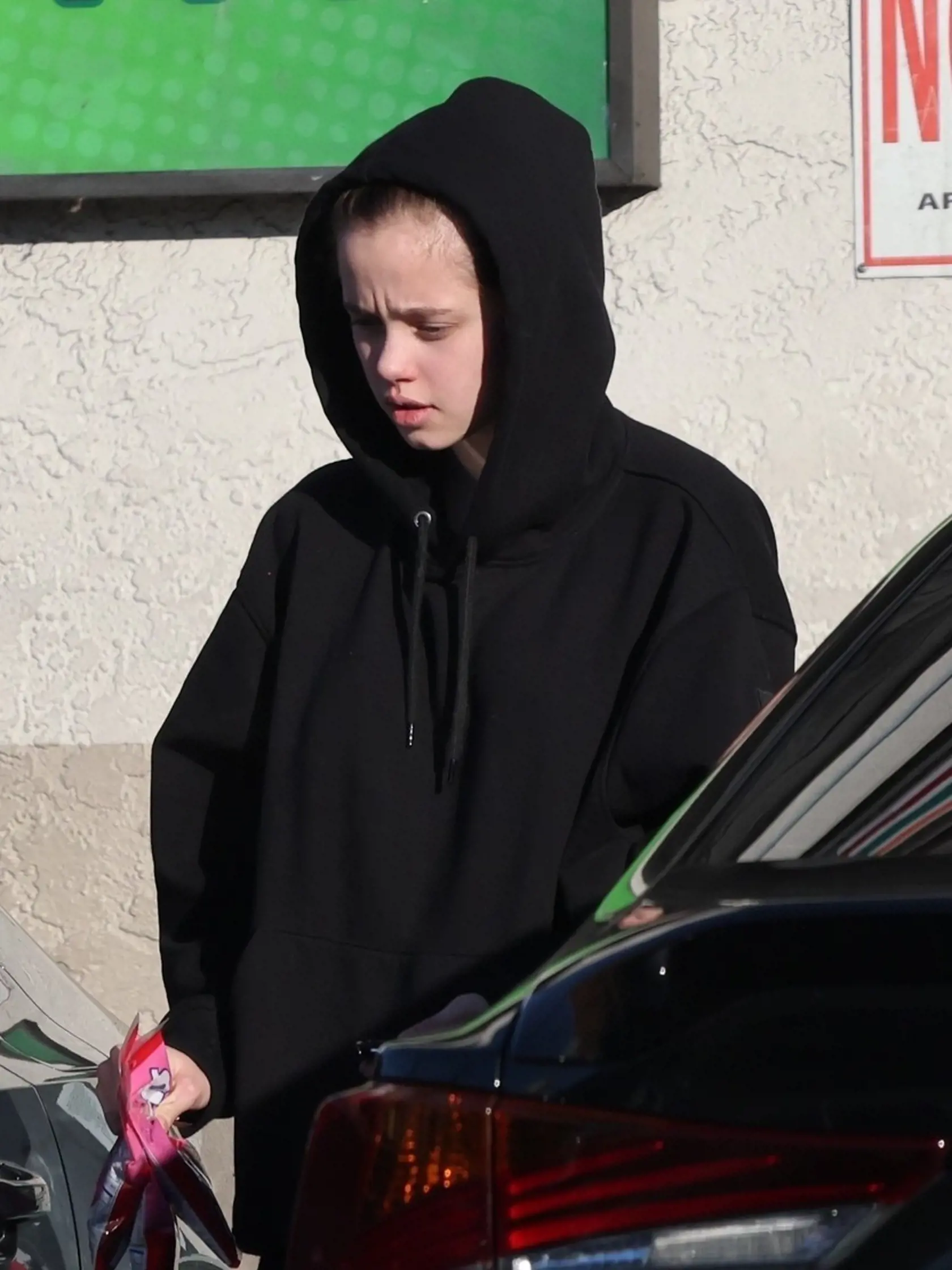 Napriek slnečnému dňu mala oblečenú čiernu mikinu s kapucňou a čierne tepláky a tvár si zakrývala čiernou maskou, aby nepútala pozornosť fotografov. To jej však bohužiaľ nevyšlo a na internete sa objavili jej nové fotografie. Z obchodu zamierila 16-ročná Shiloh na parkovisko, kde nastúpila do luxusného čierneho Audi a vyštartovala domov.