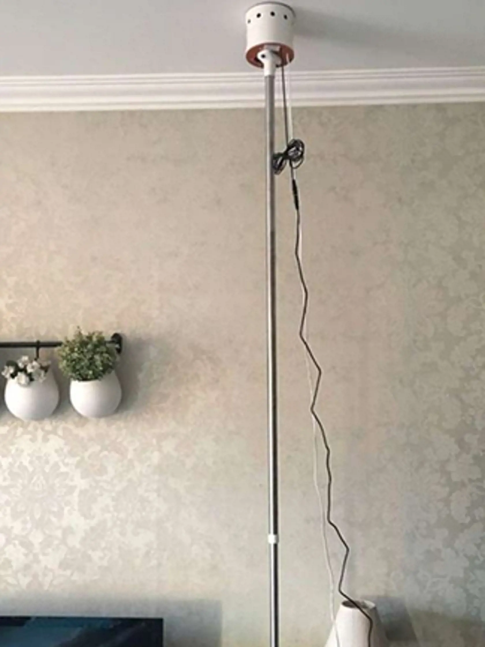 Toto zariadenie po pripevnení na strop vracia susedom zvuky, ktoré vám posielajú dole.