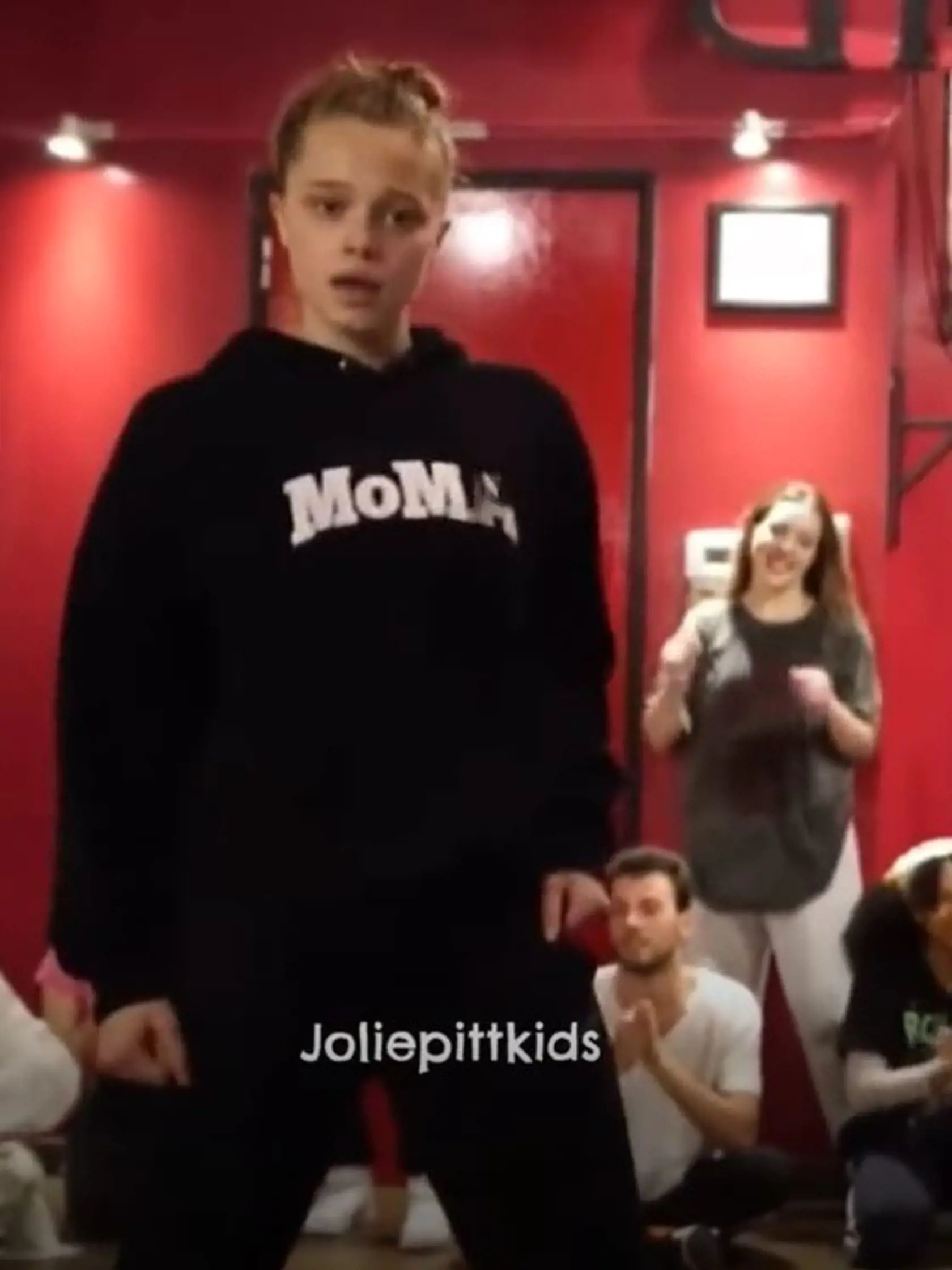 Práve jej tanečné videá, ktoré sa objavujú na sociálnych sieťach tik tok a youtube, v posledných týždňoch valcujú internet.