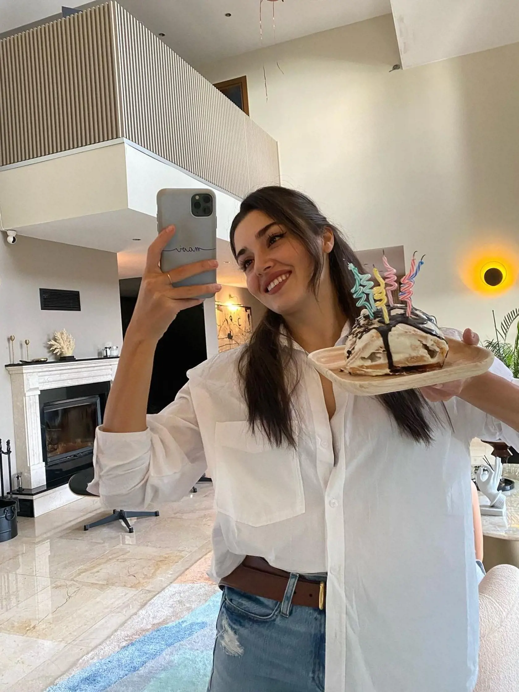 Napriek tomu, že Hande patrí k najúspešnejším tureckým herečkám a modelkám a hodnota jej majetku sa odhaduje na osem miliónov dolárov, ani ona neodolala dnešnému trendu v oblasti skrášľujúcich procedúr.