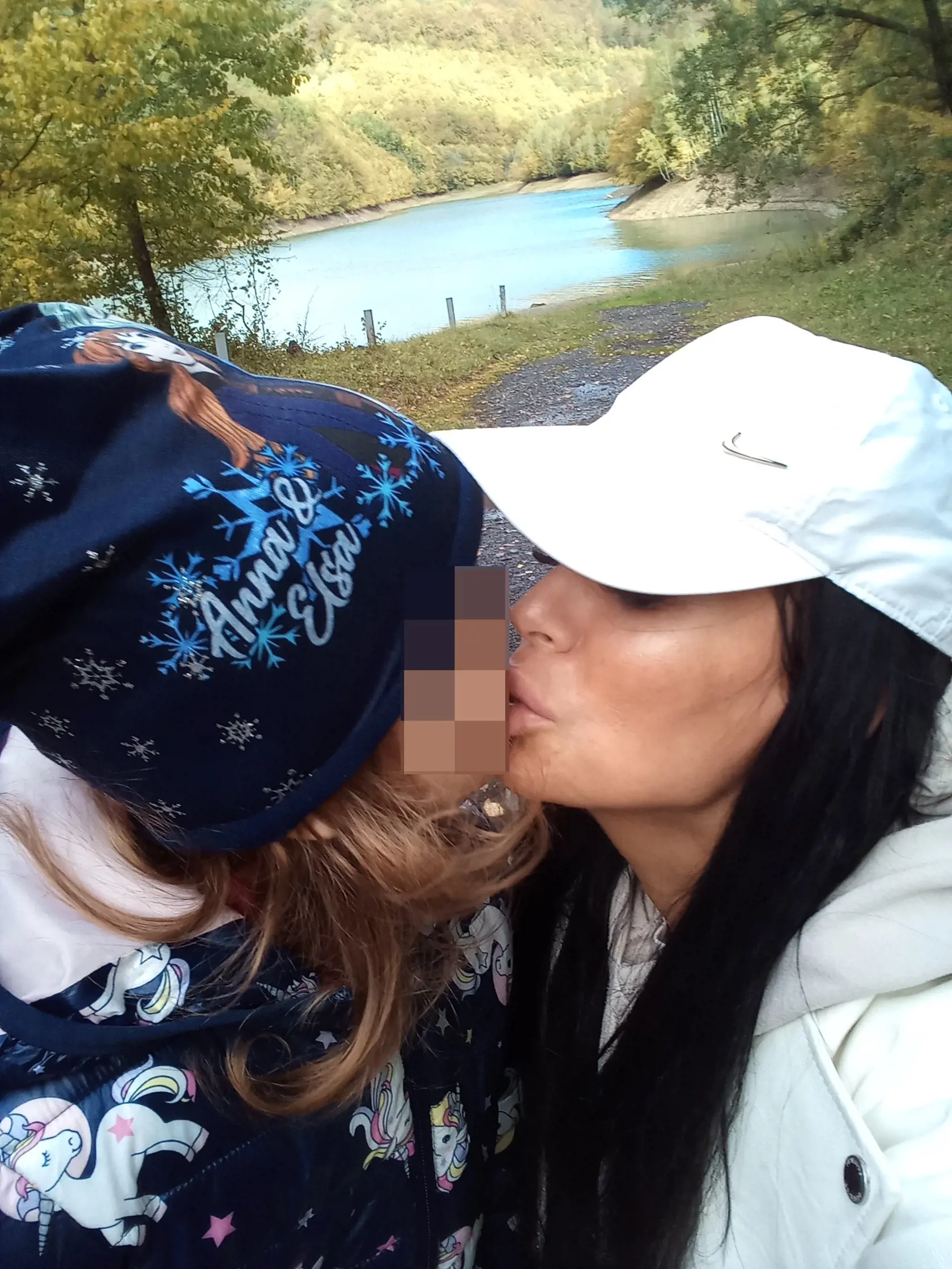 Toto rozkošné dievčatko je už roky bez svojej milovanej maminky. Netreba byť vyštudovaný psychológ na to, aby človek vedel, že sa dieťa pre to trápi. Veď každému dieťaťu je najlepšie pri matke a tá sa nedá nikým nahradiť.