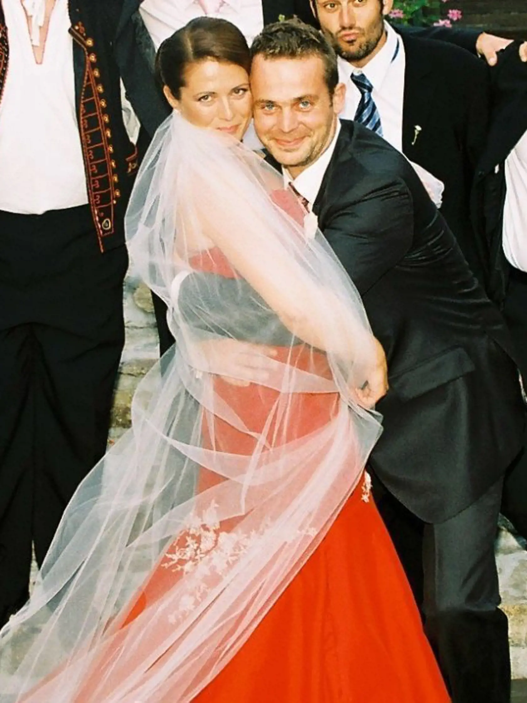 Sabina a Marián boli pred svadbou nervózni, lebo nevedeli, či nevestine červené šaty dorazia pred obradom na Slovensko. Všetko však dopadlo dobre