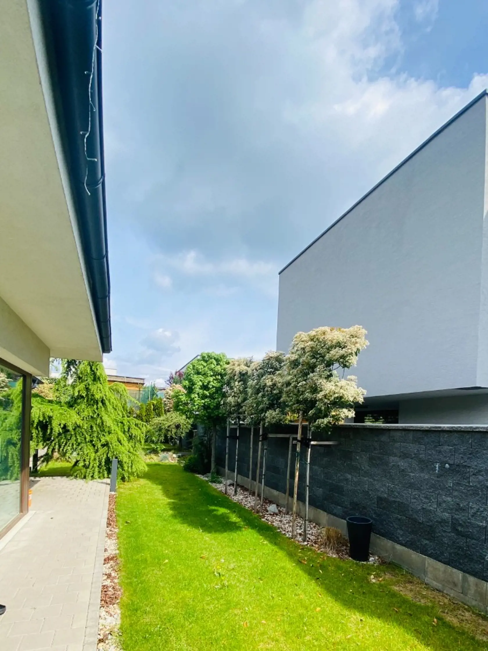 Súčasťou pozemku o rozlohe 600 m2 je aj nádherná záhrada.