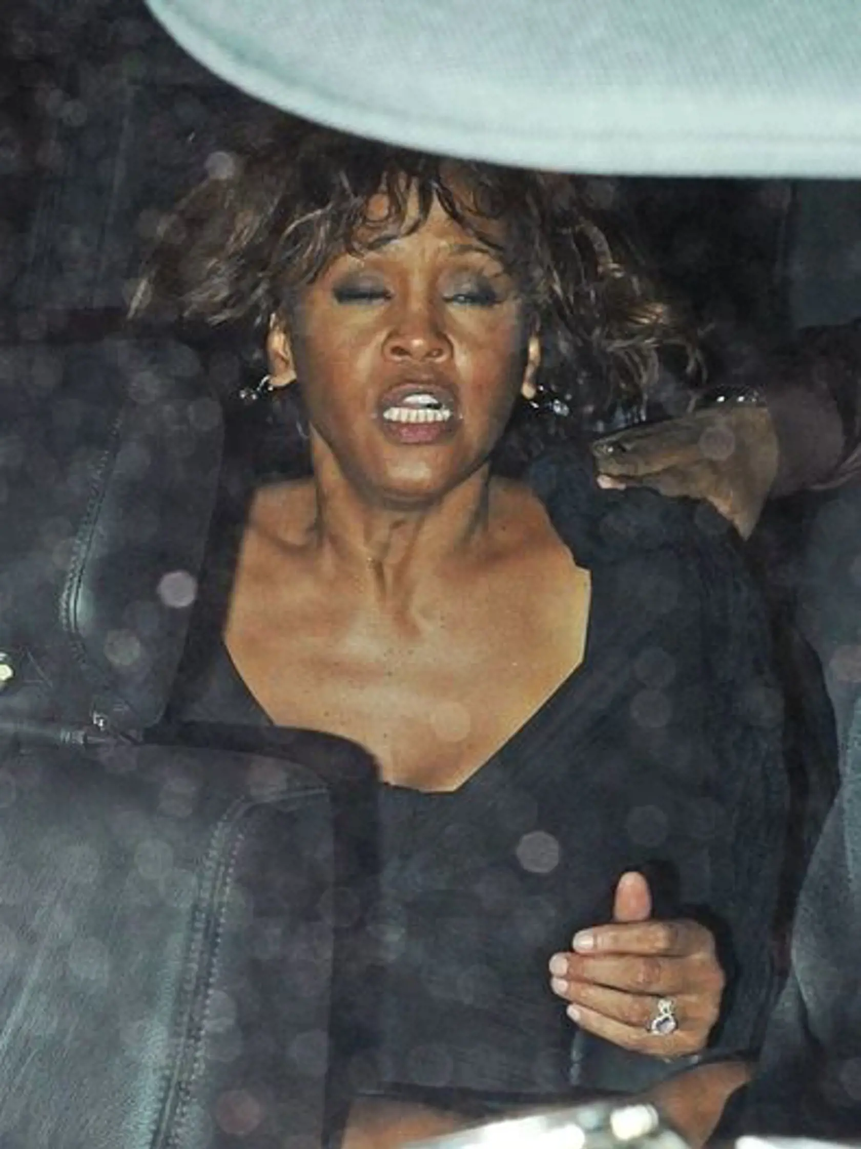 Jednou z najšokujúcejších úmrtí celebrít za posledných niekoľko desaťročí bola smrť popovej ikony Whitney Houston. Spolu s takouto šokujúcou smrťou bola sprevádzaná poburujúcim únikom fotografií.