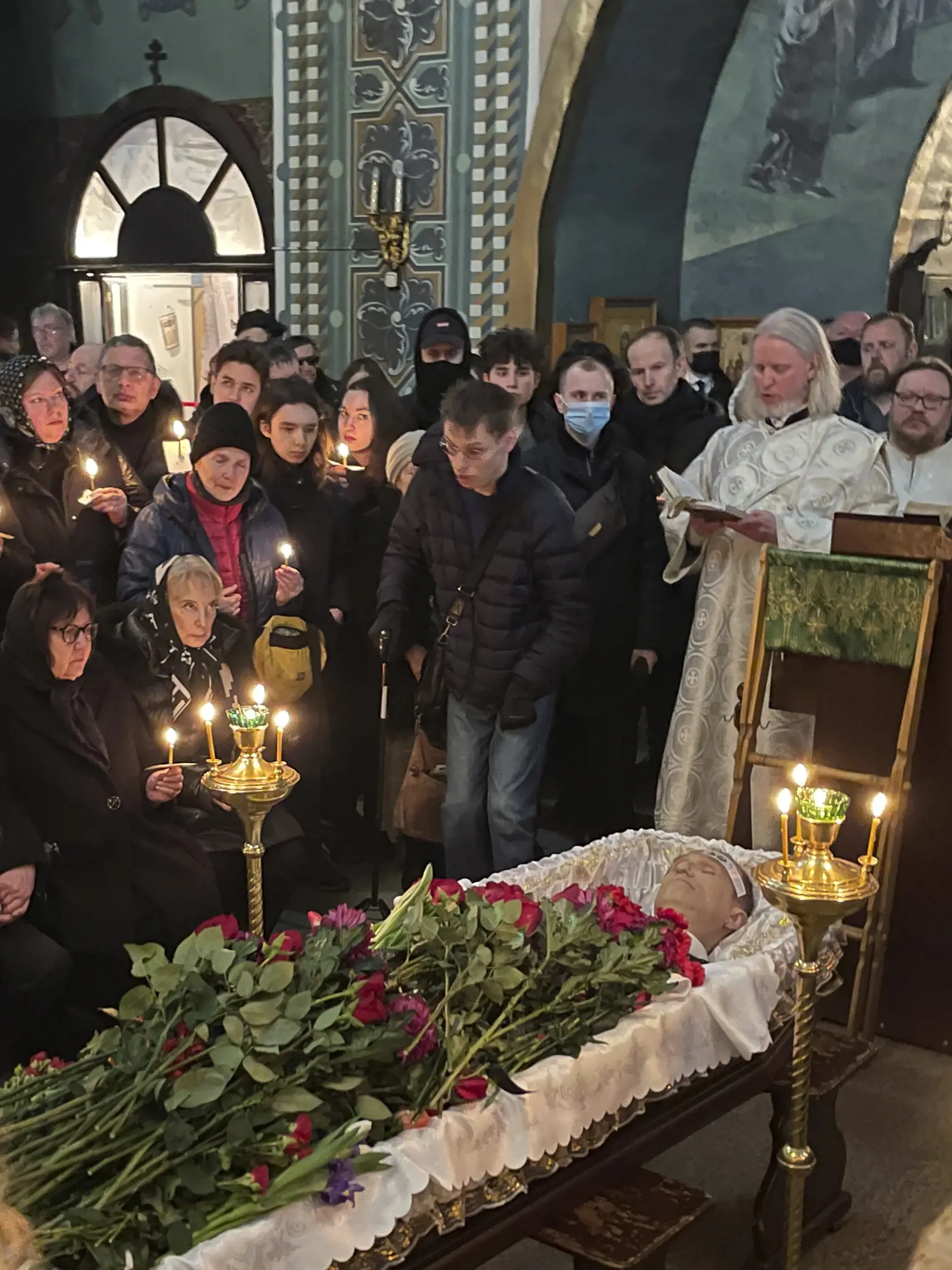 Na snímke príbuzní a priatelia sa lúčia so zosnulým ruským opozičným lídrom Alexejom Navaľným v bohorodičnom Chráme ikony Utíš môj smútok v moskovskom rajóne Maryno v Moskve v piatok 1. marca 2024.