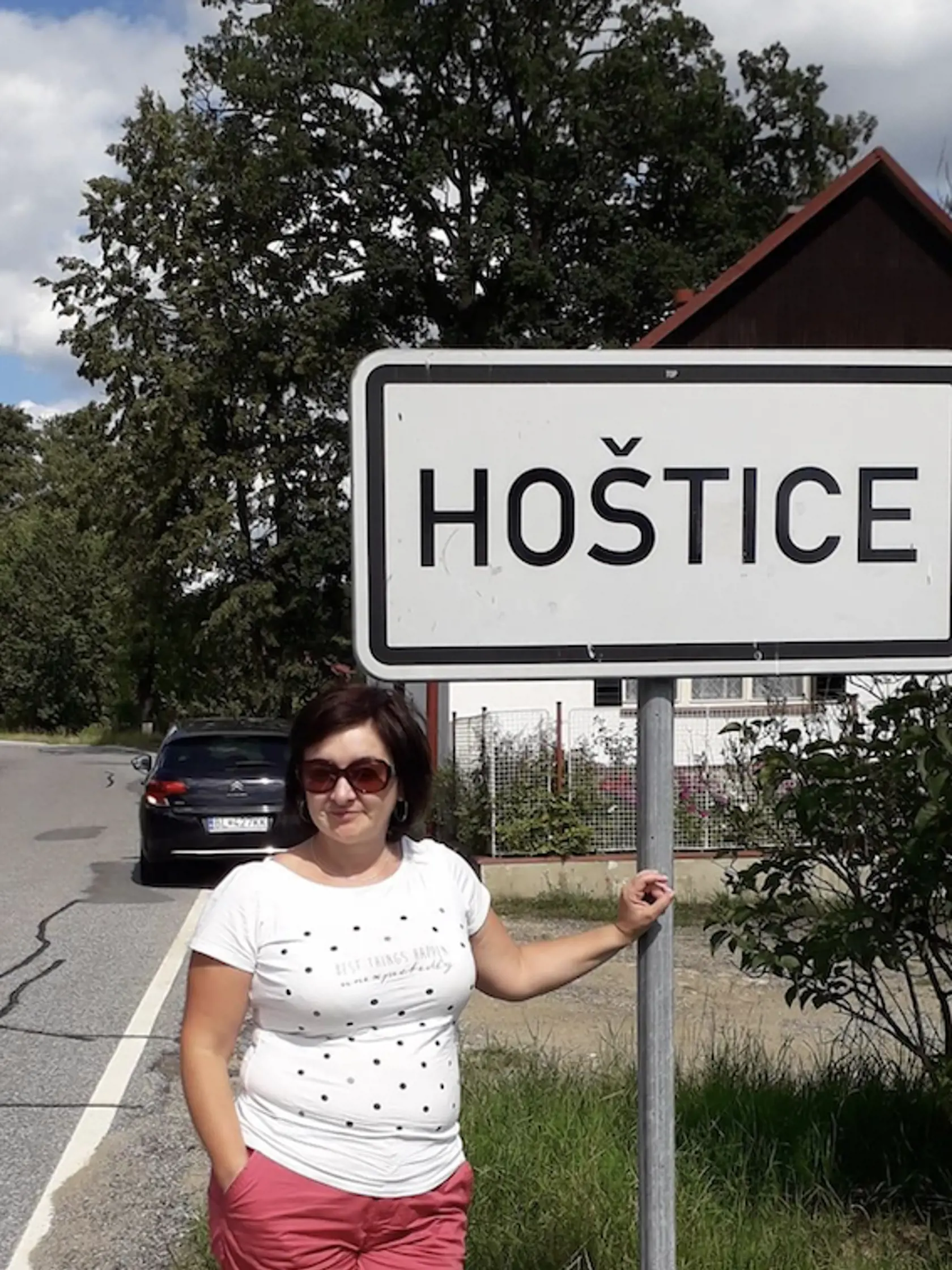 Janka sa rada smiala, pri návšteve českej obce Hoštice, kde sa nakrúcala legendárna trilógia Slnce, seno sa s radosťou odfotila pri tabuli obce.