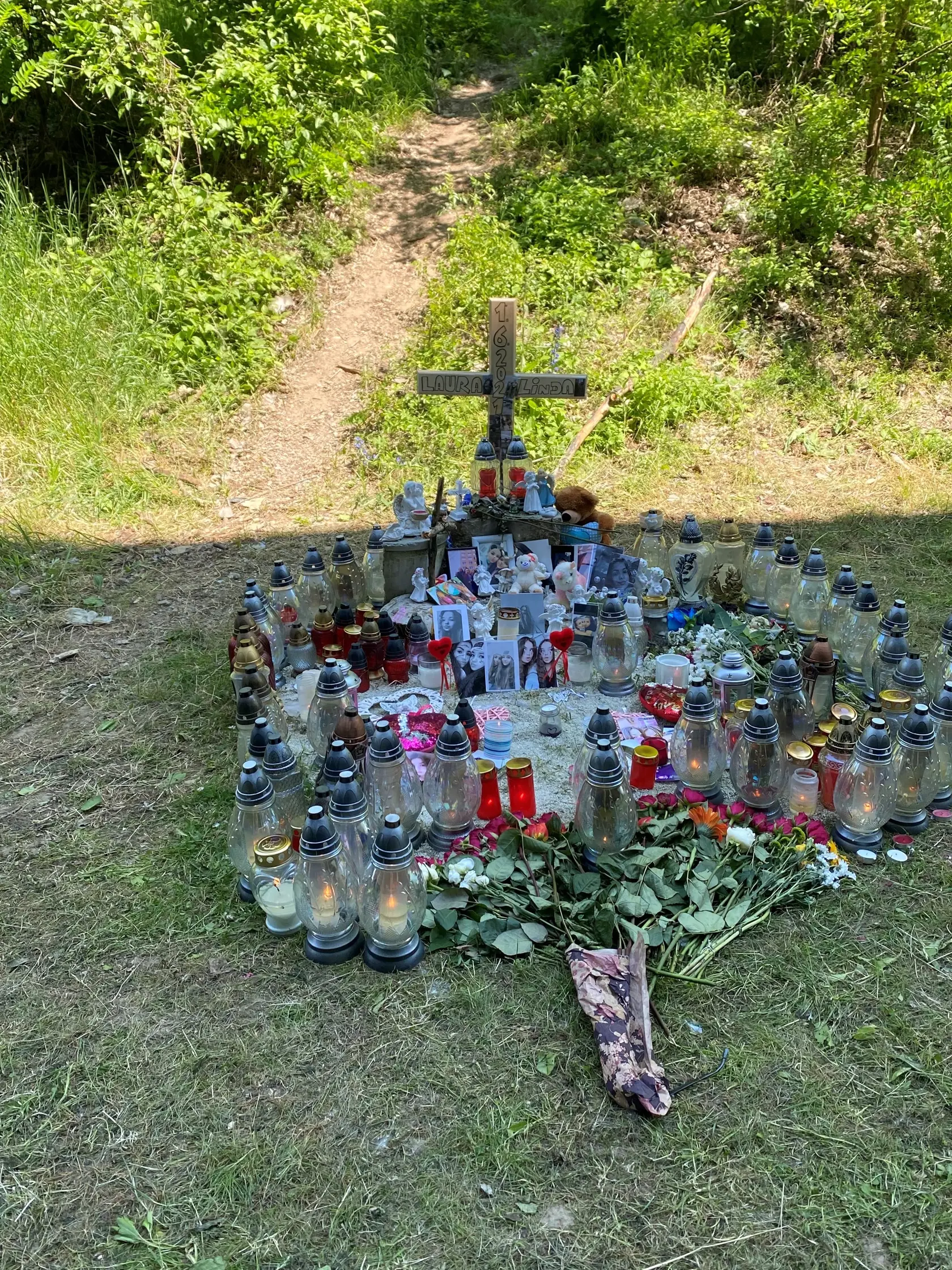 Dolu pod kopcom vzniklo pamätné miesto, kde domáci spomínajú na dve mladé dievčatá. Pamätník v tvare veľkej kytice tvoria desiatky sviečok, fotiek dievčat a hračiek, ktoré tam nanosili ich kamaráti a známi. Zároveň tam je aj kríž s ich menami. Hneď za ním vedie cestička až na miesto tragédie.