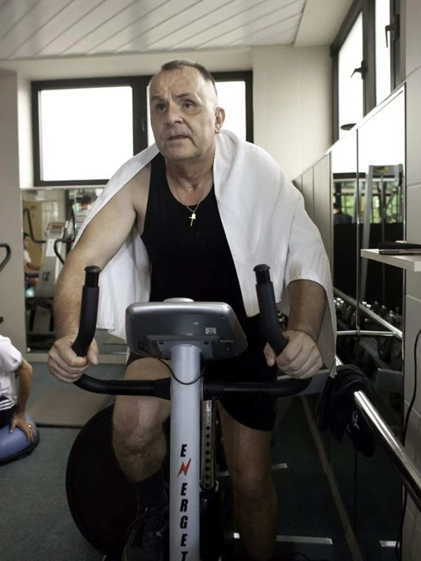 Líder Elánu sa udržiava v kondícii cvičením.