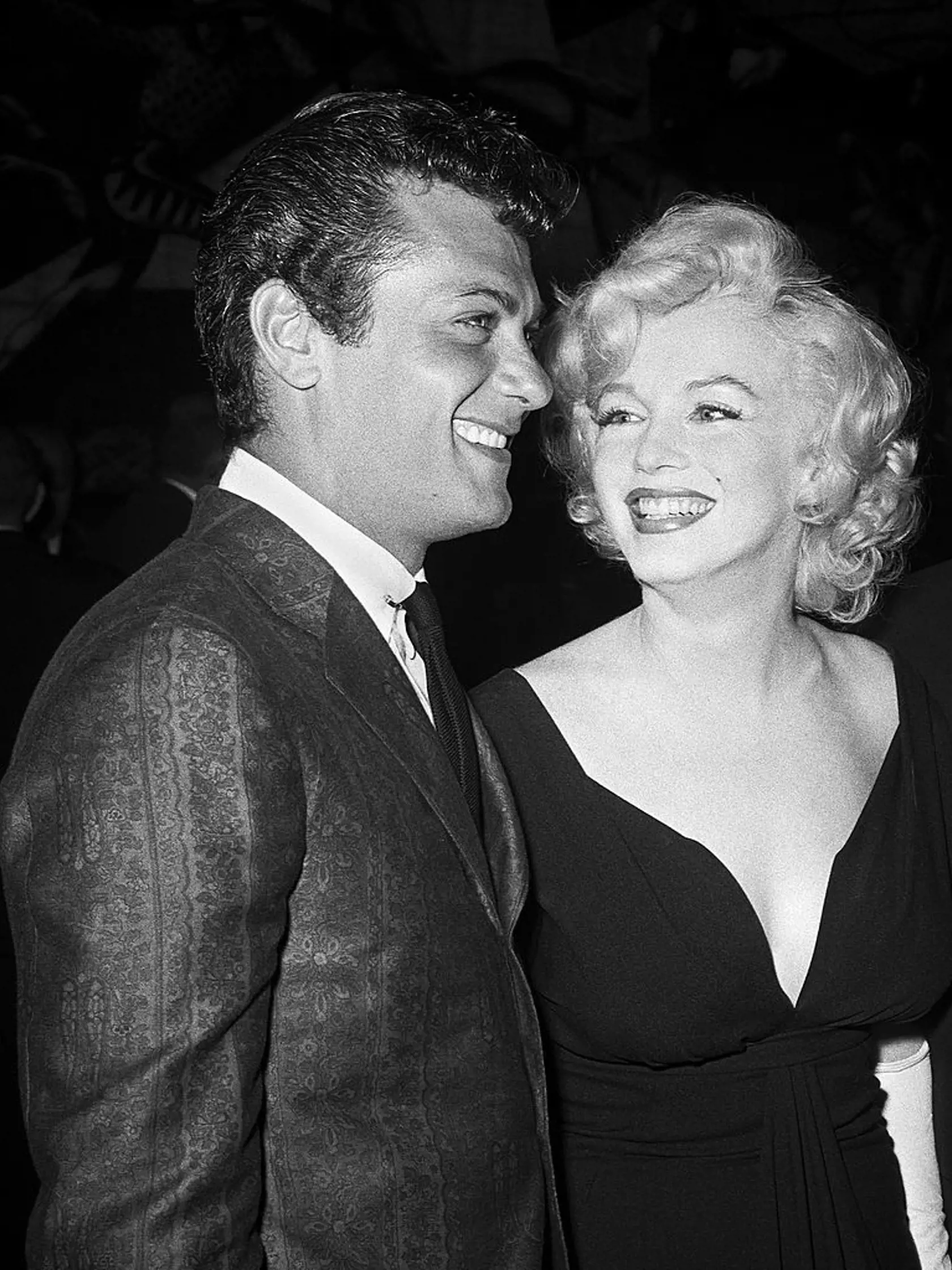 LOS ANGELES - MARCH 29:  Actors Tony Curtis and Marilyn Monroe attend the premiere of the movie "Some Like It Hot" which was released on March 29, 1959 in Los Angeles, California. (Photo by Frank Worth, Courtesy of Capital Art/Getty Images) 