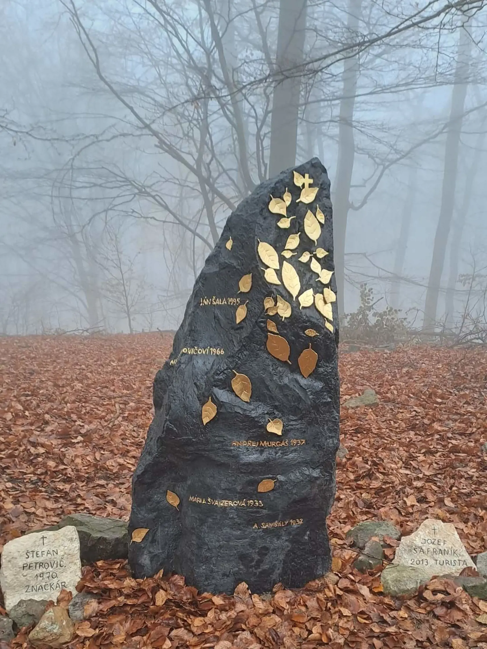 Pamätník zdobia zlaté listy a mená navždy stratených ľudí.