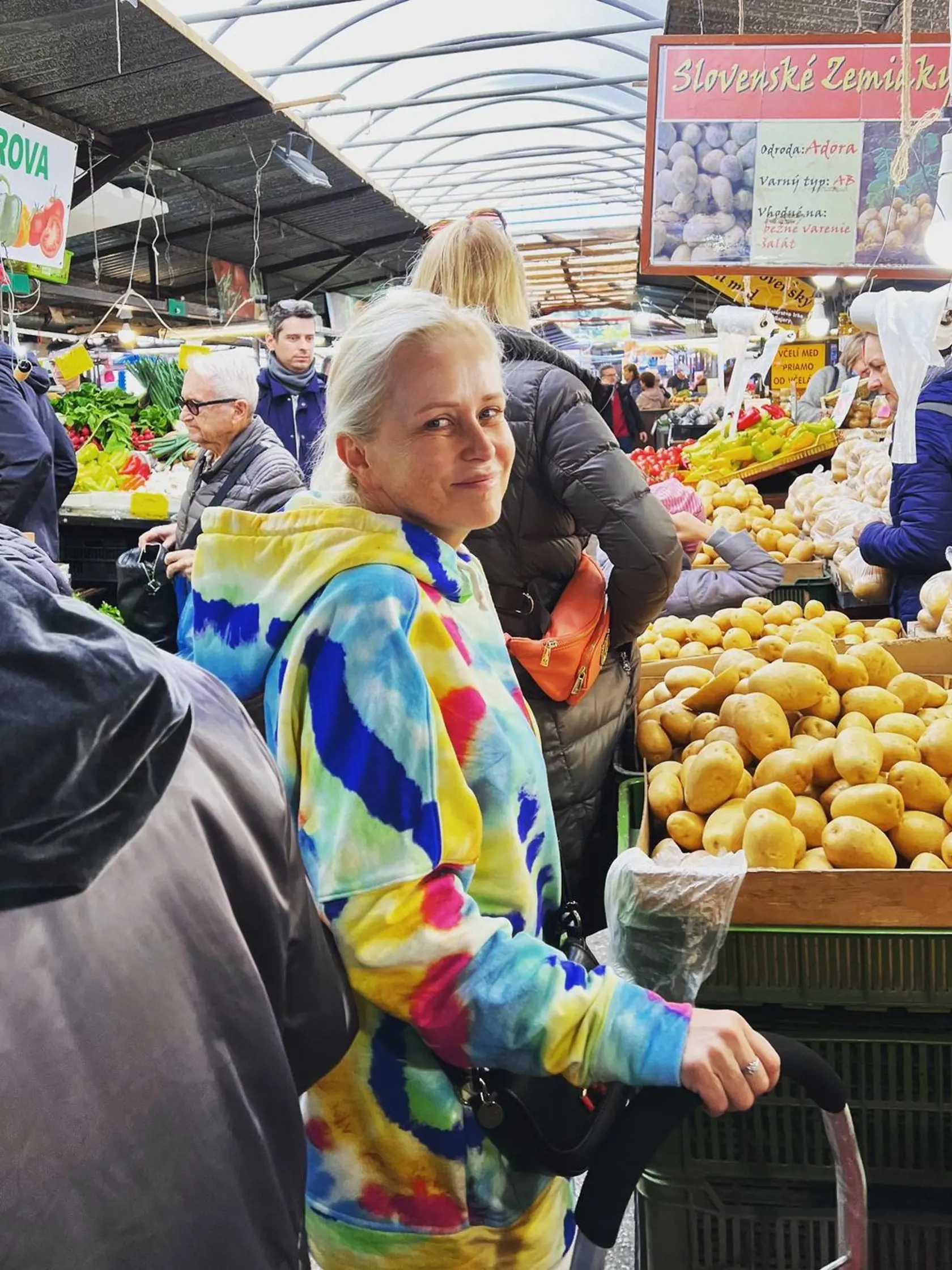 Rada nakupuje na trhoch.