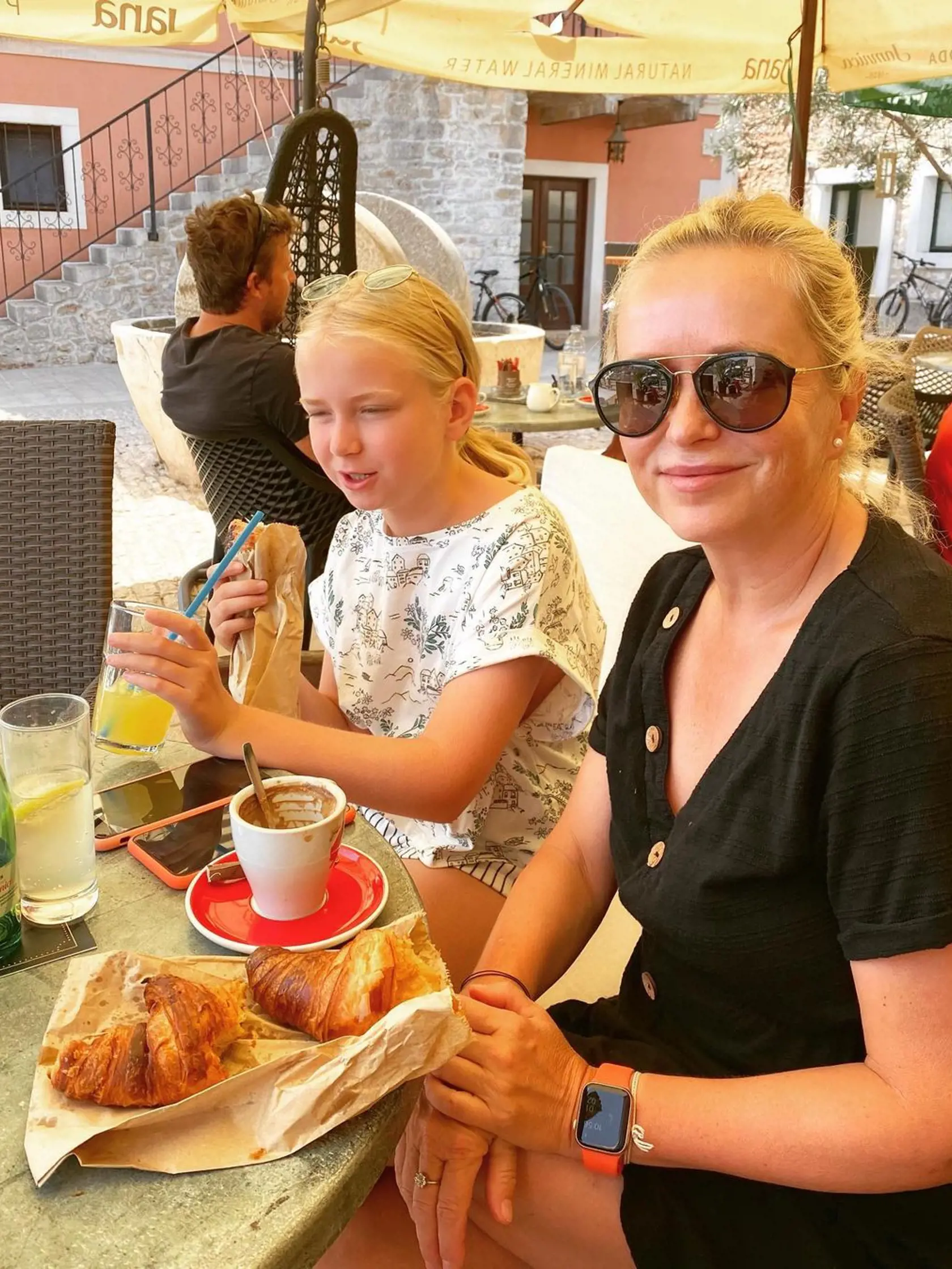 S dcérou na dobrom croissante počas dovolenky v Chorvátsku.