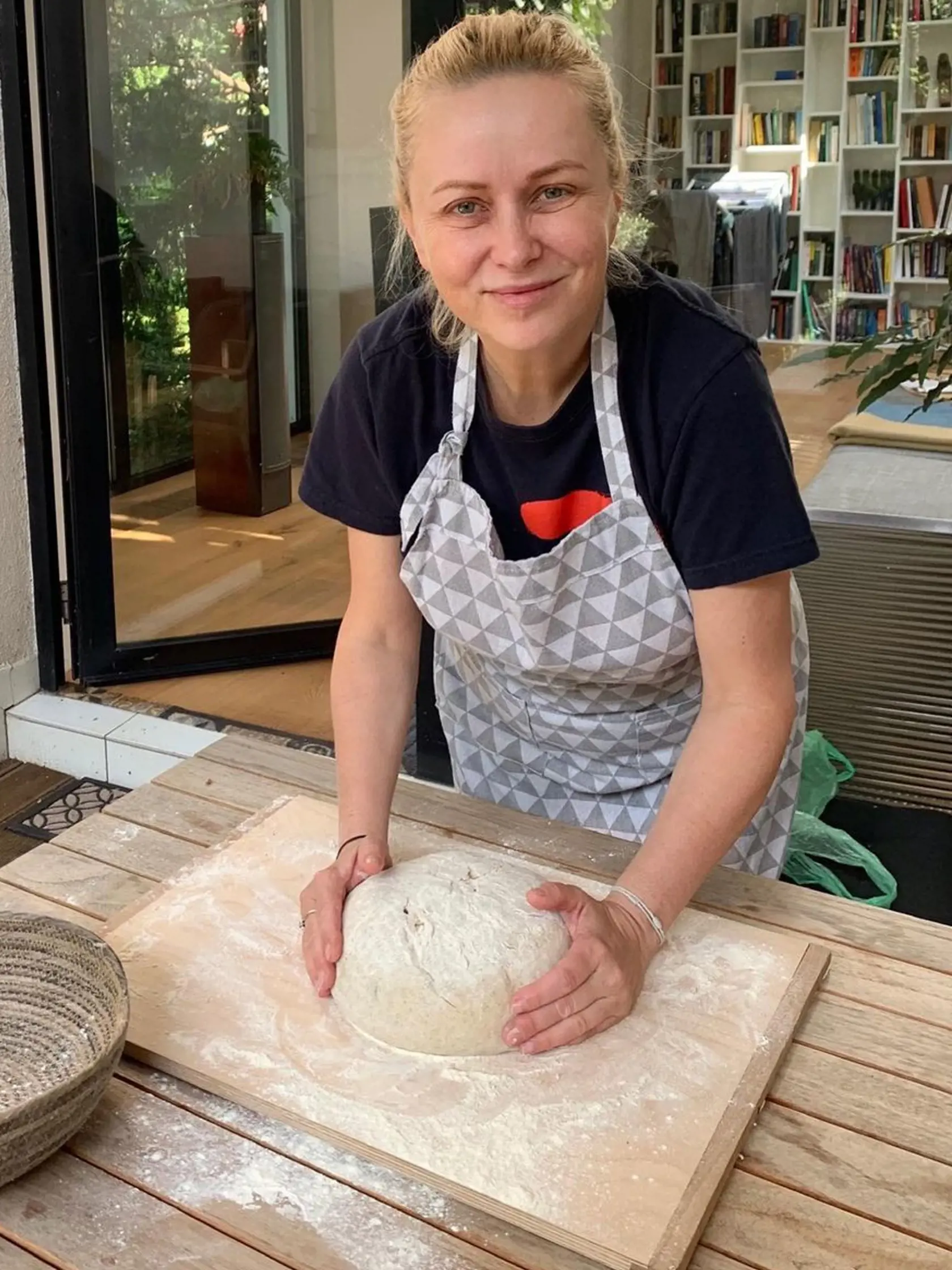 Michaela Čobejová má dnes moderný interiér plný svetlých farieb.