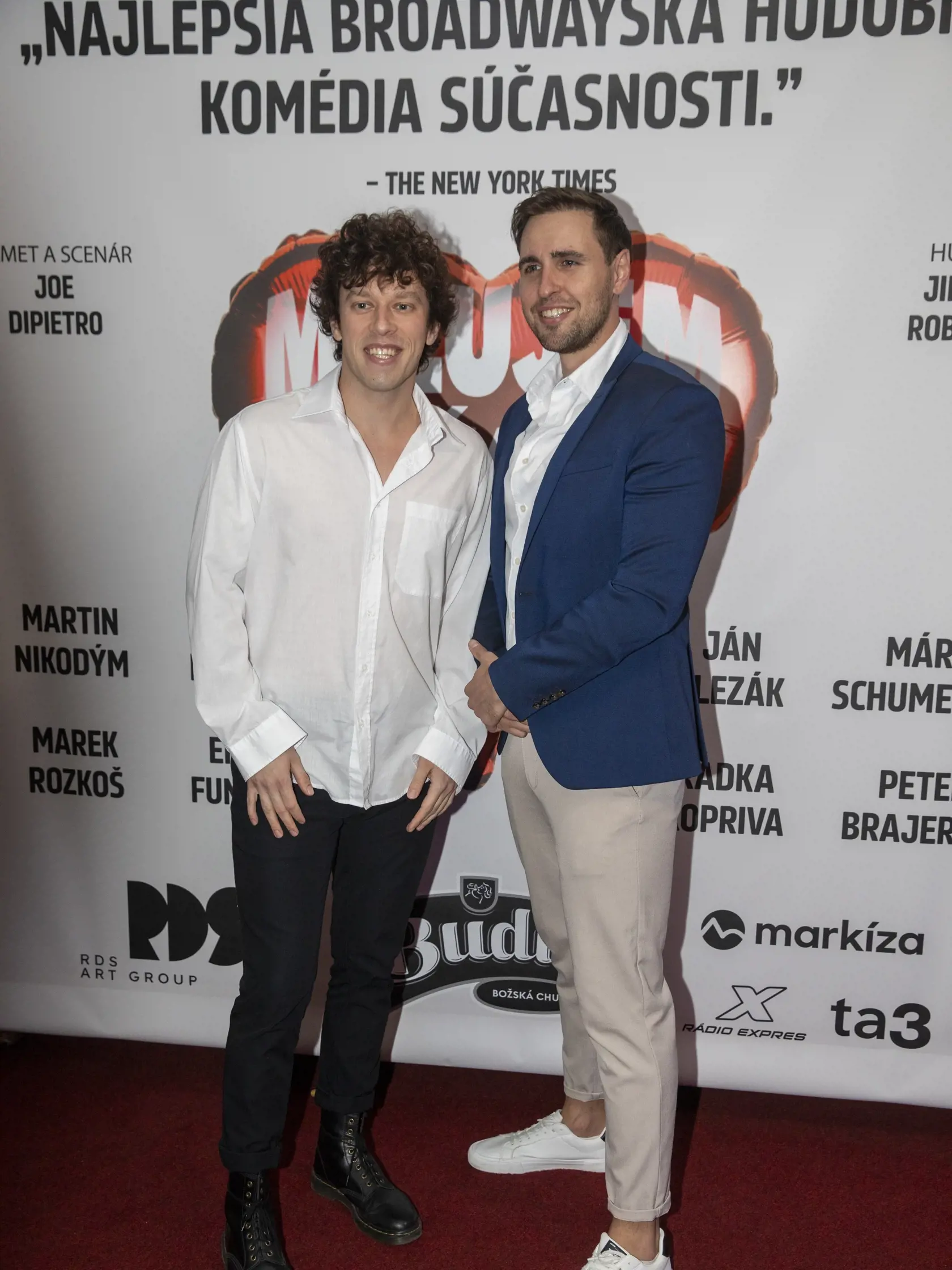 Vlado Plevčík sa nedávno zabával na divadelnej premiére. Spoločnosť mu robil kamarát a kolega Patrik Vyskočil.