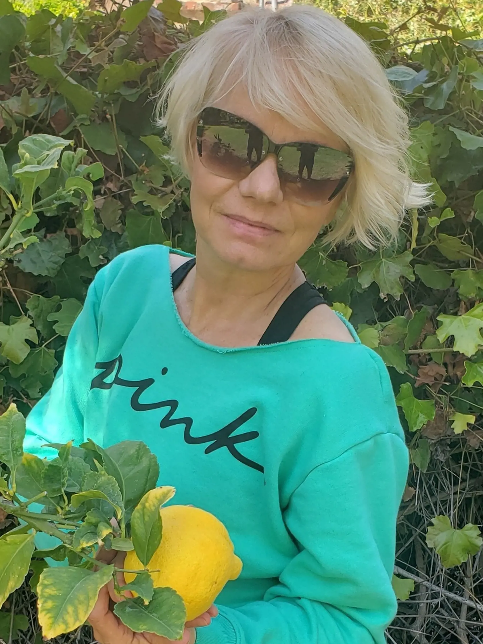 Nadežda žije v Los Angeles, pracuje ako viceprezidentka medzinárodného predaja a pri kolonke rodinný stav svieti oznam - vydatá.