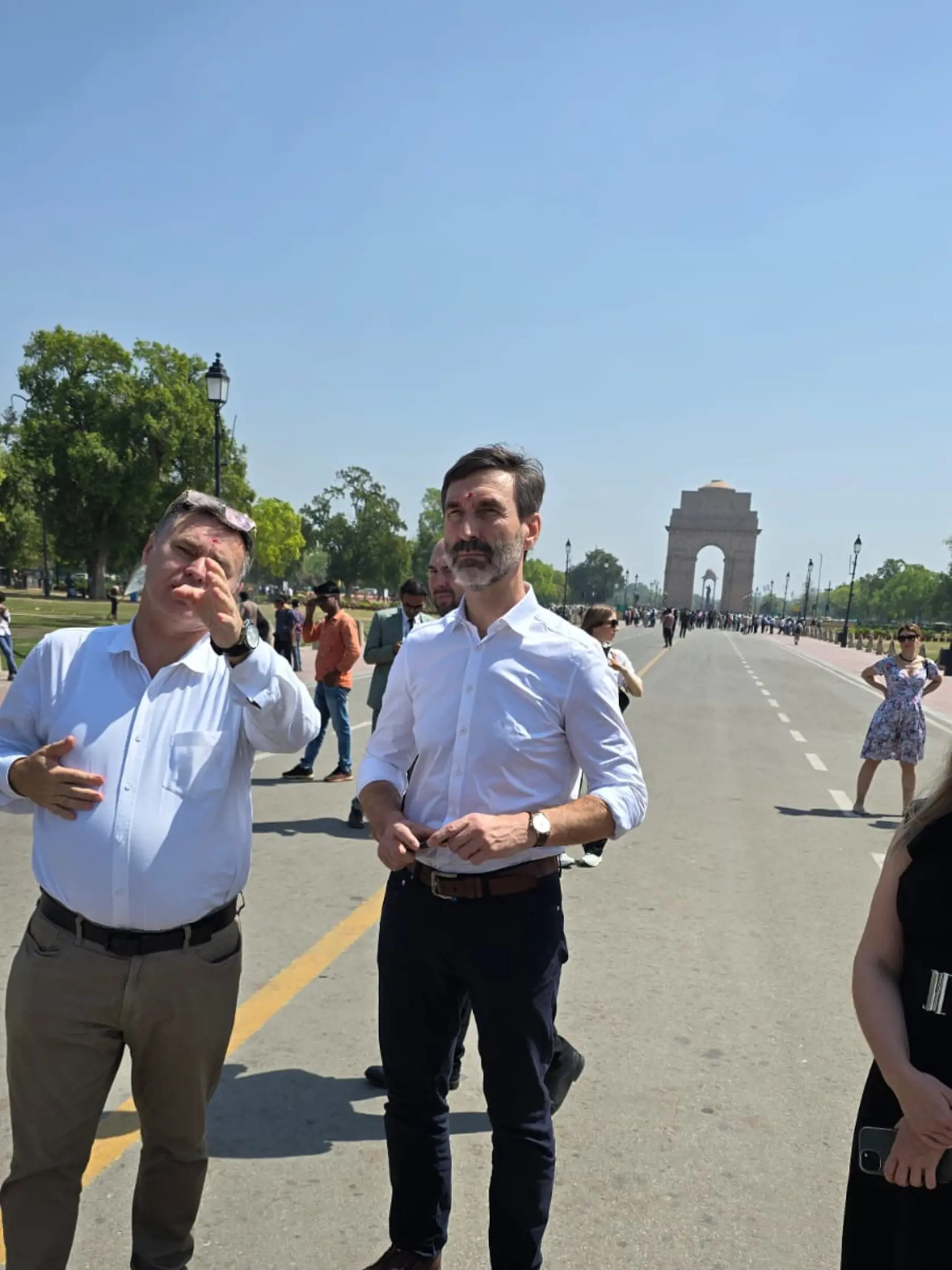 Juraj Blanár počas pracovnej návštevy Indie zavítal aj do širšieho centra mesta Naí Dillí. Navštívil miestny trh, slávnu India Gate, ako aj Central Cottage Industries Emporium, ktoré je známe pre svoje autentické a remeselné výrobky.