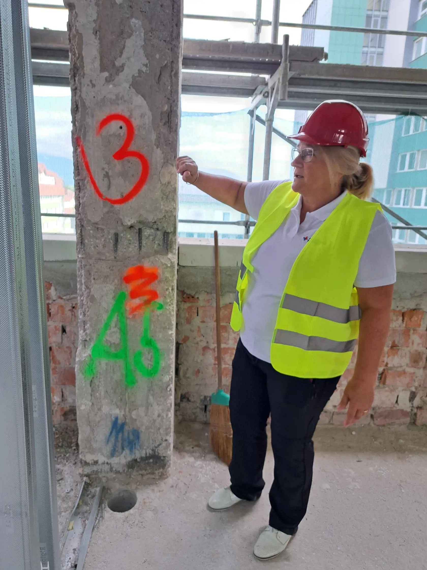 Rekonštrukcia popradskej nemocnice ide podľa plánu, pri búracích prácach však zistili nedostatky v statike, najmä v časti komplementu. Vo štvrtok o tom na tlačovej konferencii informovala riaditeľka technicko-prevádzkového úseku nemocnice Alžbeta Pitoráková. Rozsiahlu rekonštrukciu, na ktorú získali prostriedky z plánu obnovy vo výške 42 miliónov eur, realizujú stavbári za plnej prevádzky. Na snímke Alžbeta Pitoráková ukazuje na nedostatky v nosných stĺpoch, ktoré sa objavili pri rekonštrukcii n