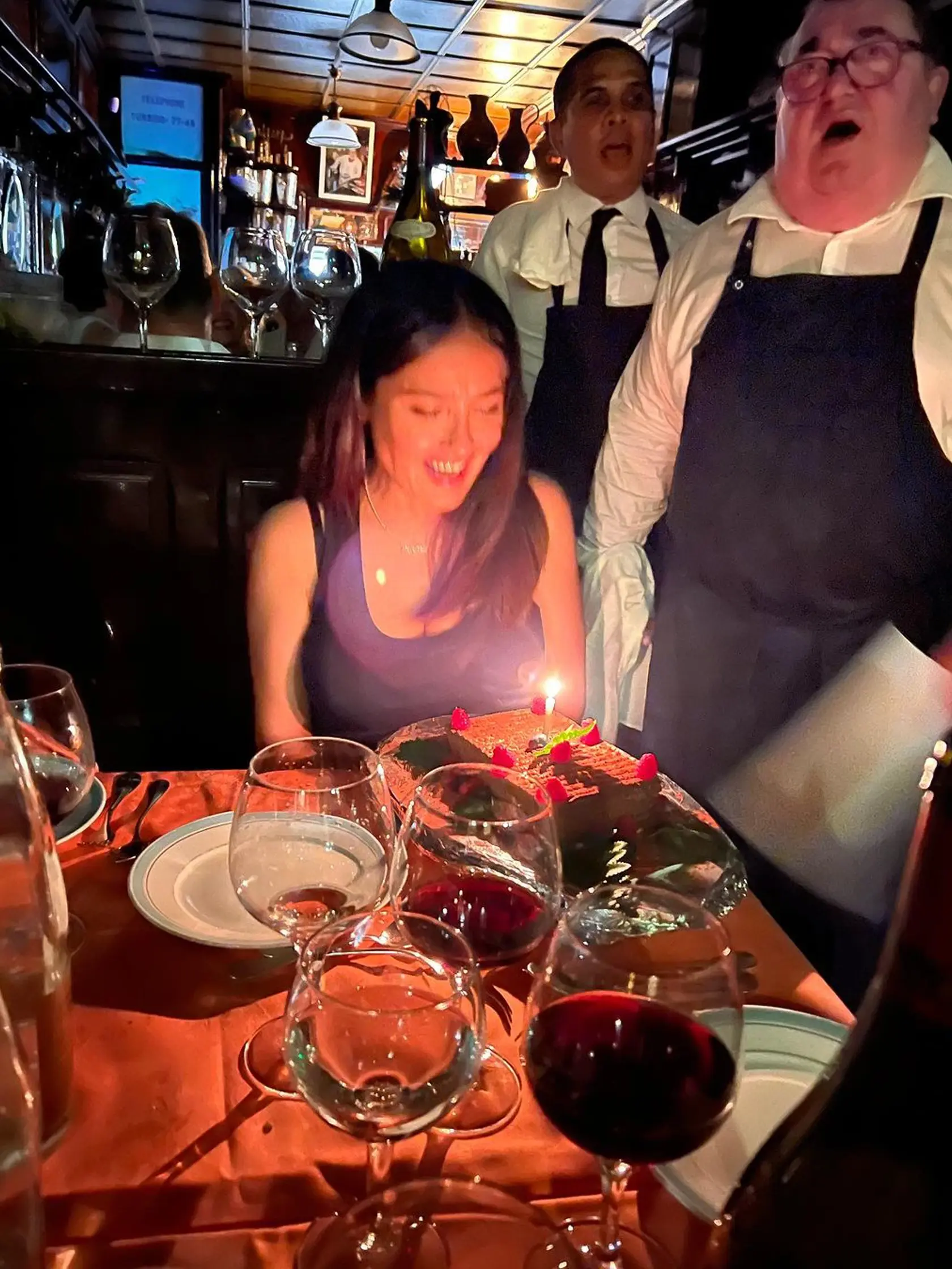 Salma sfúkla sviečku na svojej narodeninovej torte.