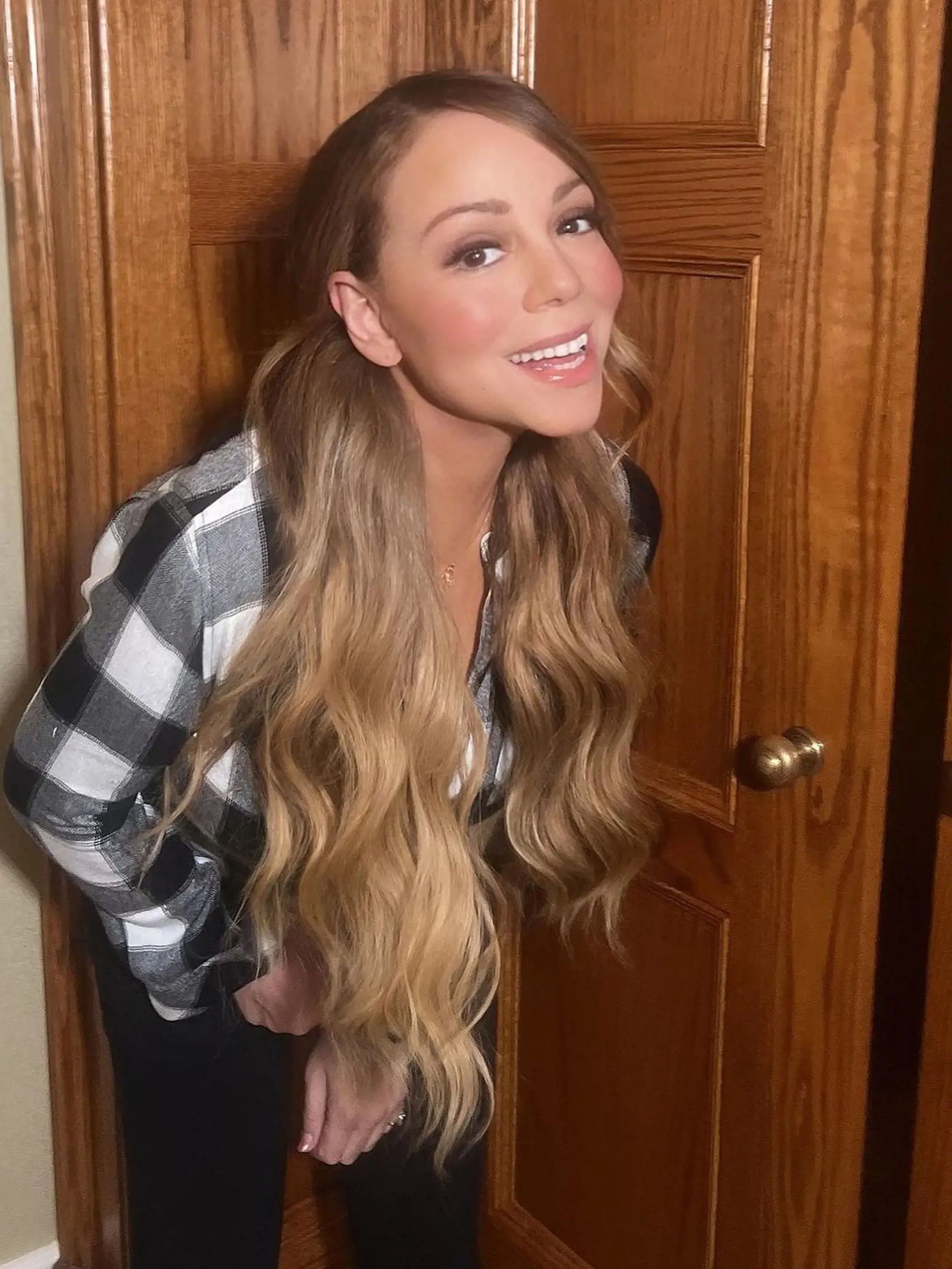 Mariah Carey dnes vyzerá znova ako školáčka.