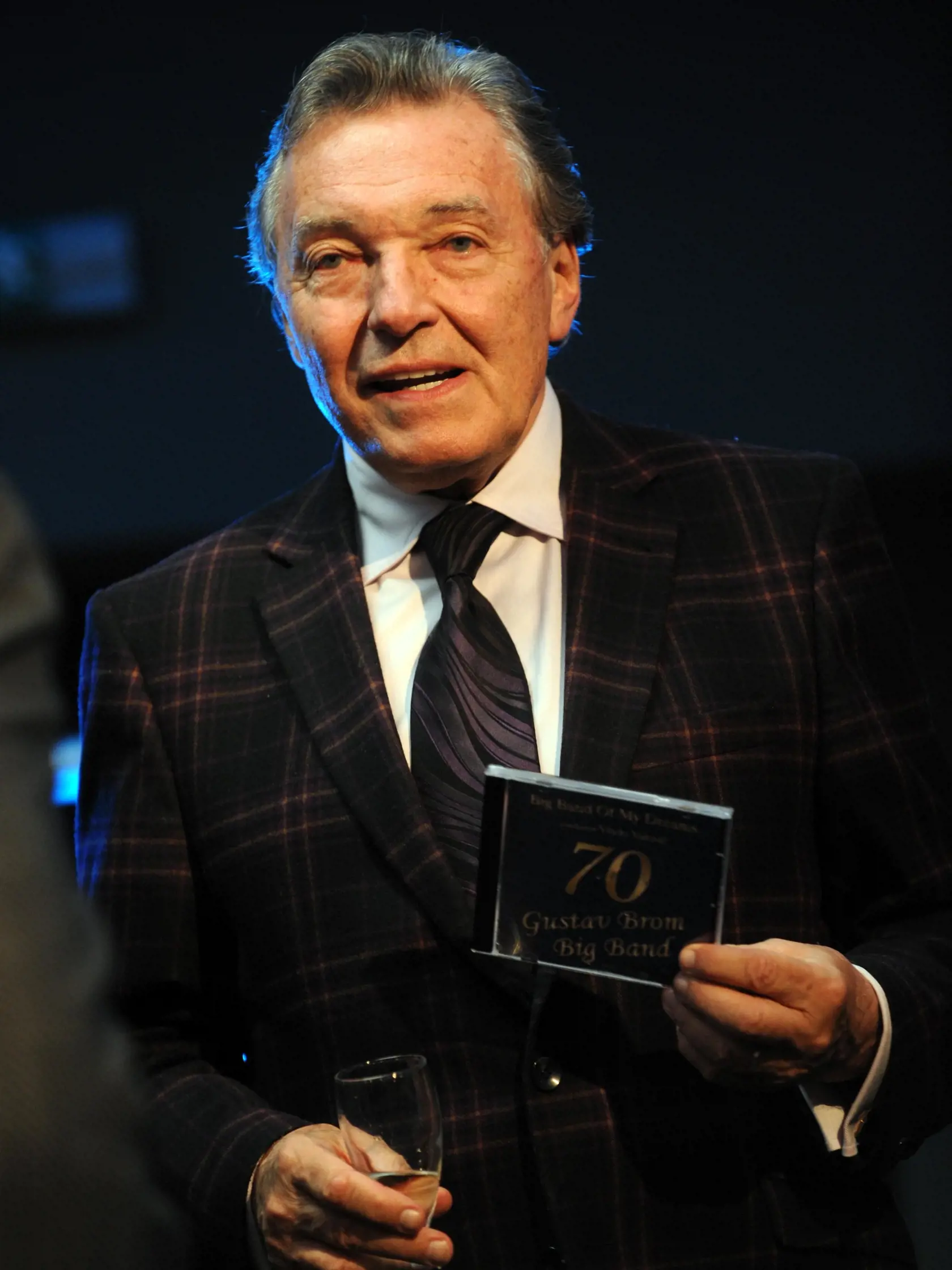 Spevák Karel Gott.