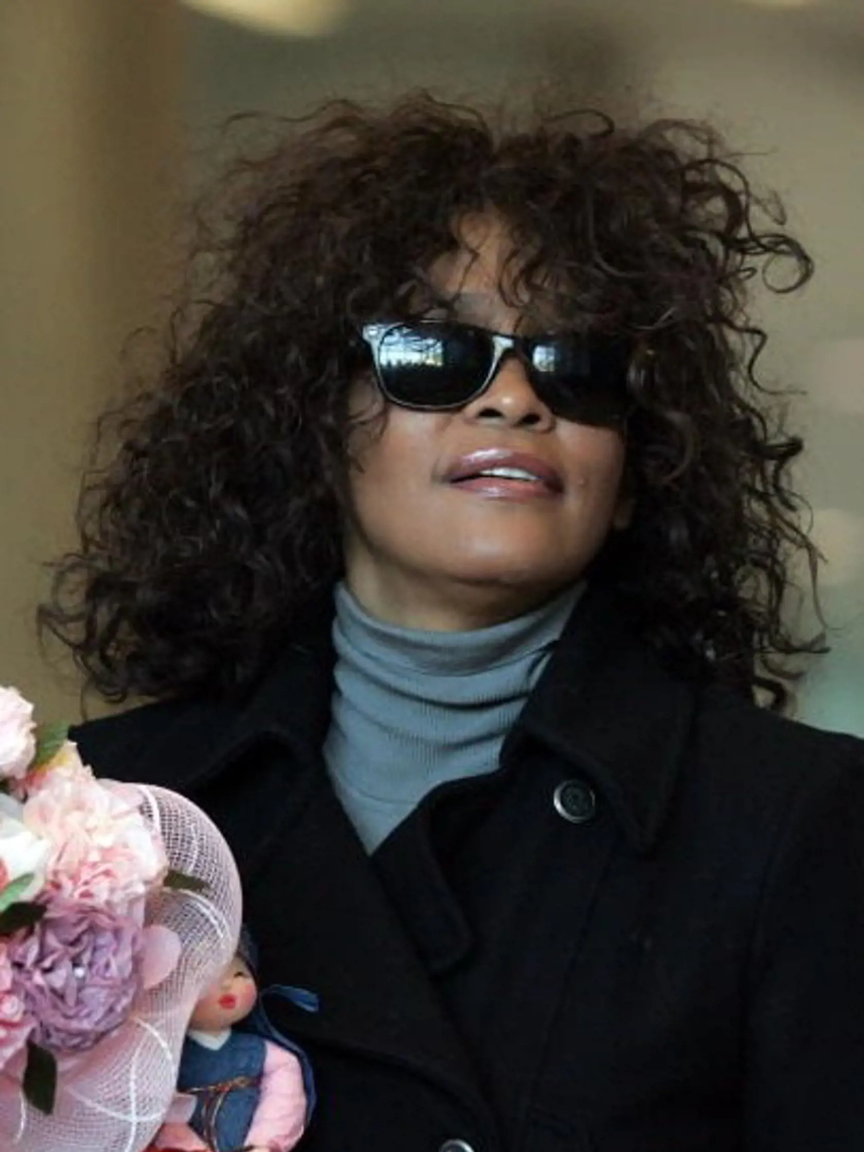 Jednou z najšokujúcejších úmrtí celebrít za posledných niekoľko desaťročí bola smrť popovej ikony Whitney Houston. Spolu s takouto šokujúcou smrťou bola sprevádzaná poburujúcim únikom fotografií.
