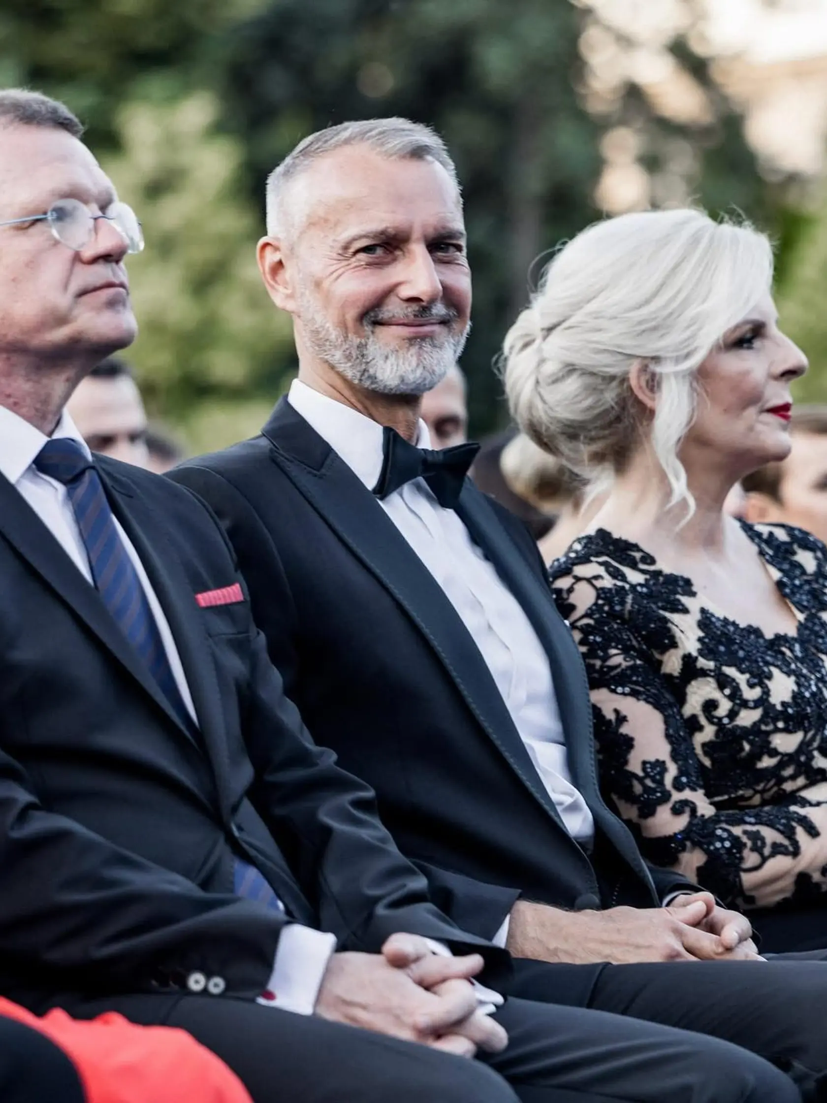 "Koncert v Grasalkovičovej záhrade je určený pre širokú verejnosť," napísal šéf parlamentu Richard Raši (Hlas), ktorý prišiel takto vymódený. 