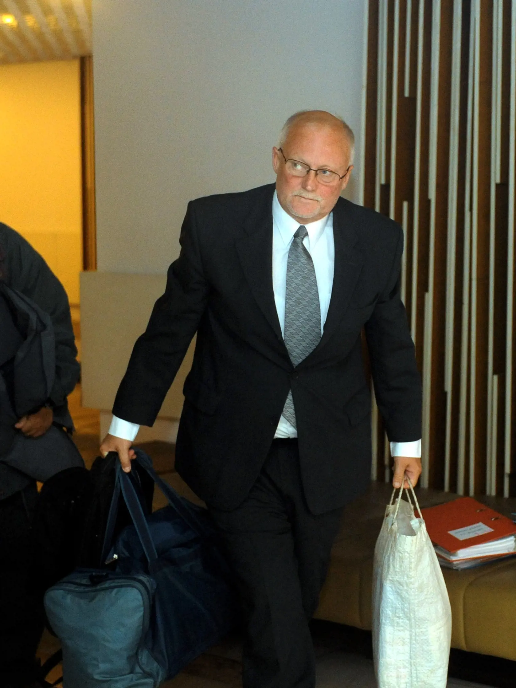 Trojčlenný senát Najvyššieho súdu SR (NS SR) v Bratislave 14. júna 2012 rozhodoval na svojom verejnom zasadnutí o odvolaní bývalého šéfa nebankovej spoločènosti Drukos Františka M. voči verdiktu Špecializovaného trestného súdu v Pezinku (TS), ktorý ho odsúdil na 8,5 roka za podvod. Obžalovaný žiada mimo iného, aby sa vec vrátila prvostupňovému súdu a aby sa vykonali iné znalecké posudky. Na snímke František M. prichádza do pojednávacej miestnosti na Najvyššom súde SR. FOTO TASR