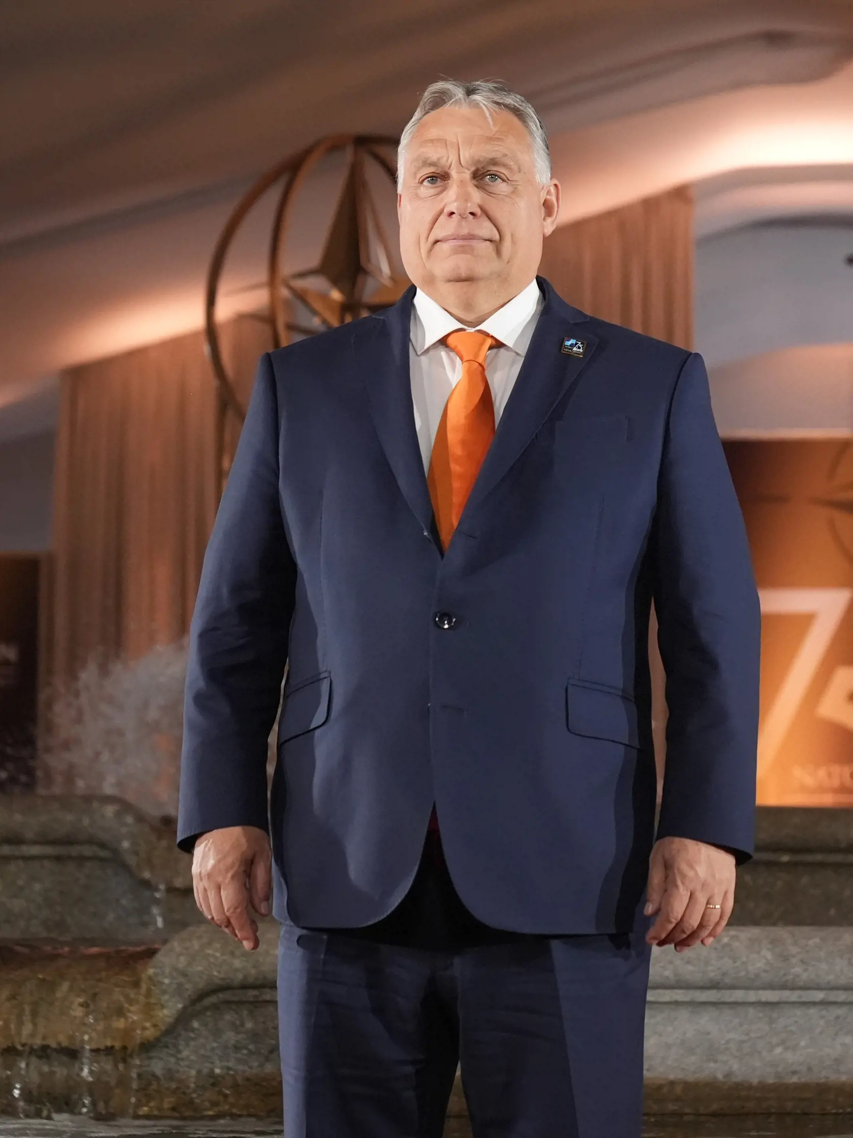Španielsky denník El País vo štvrtok upozornil na znepokojenie EÚ pre rozhodnutie maďarskej vlády rozšíriť okruh pracovných víz pre cudzincov na Rusov a Bielorusov. Denník dodáva, že Maďarsko čoraz viac štve EÚ, preto teraz Orbánova vláda avizovala, že sa vzdáva svojho mierového plánu.