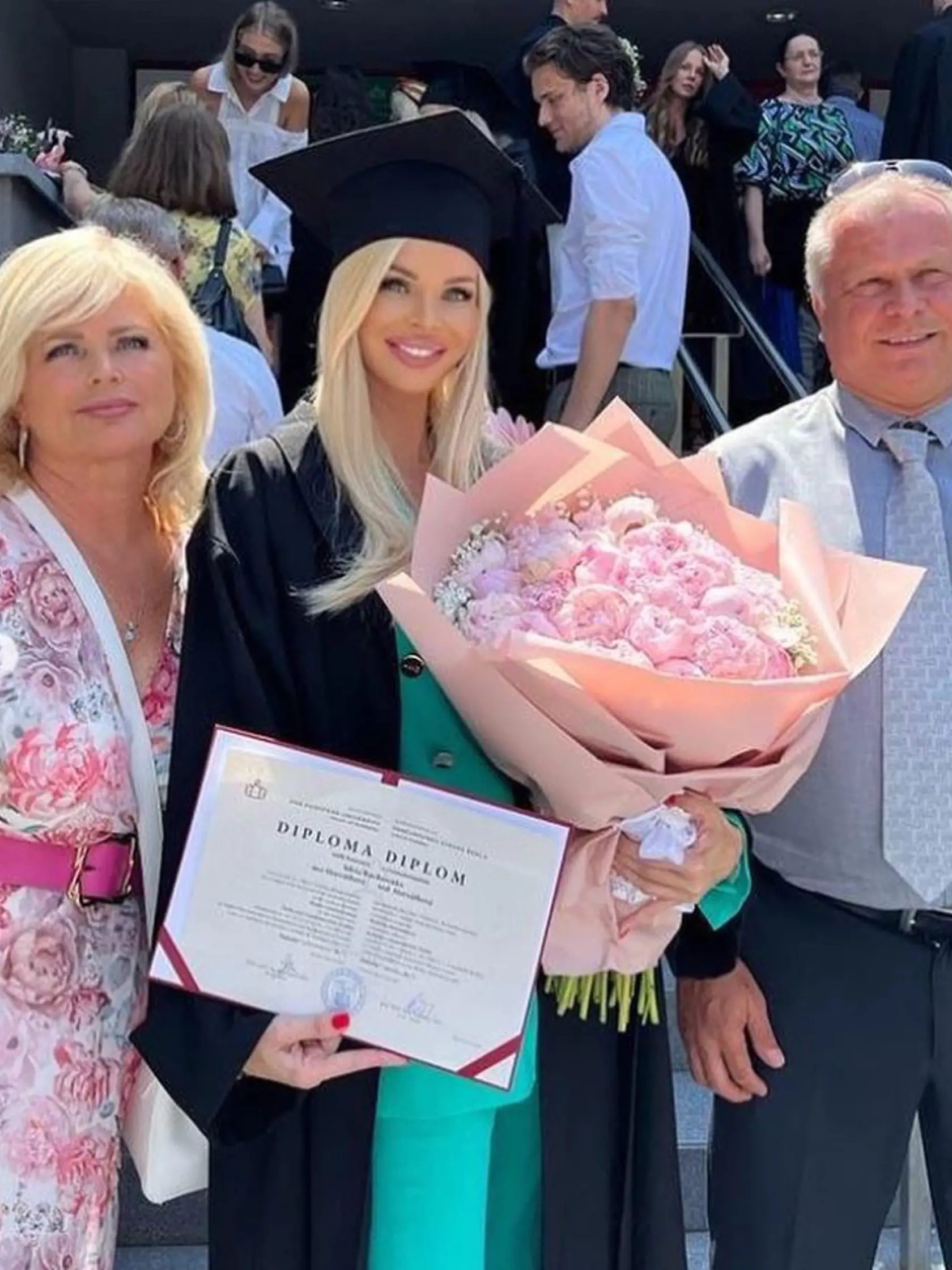 Silvia Kucherenko mala promócie na Paneurópskej vysokej škole v Bratislave. Na snímke s rodičmi.