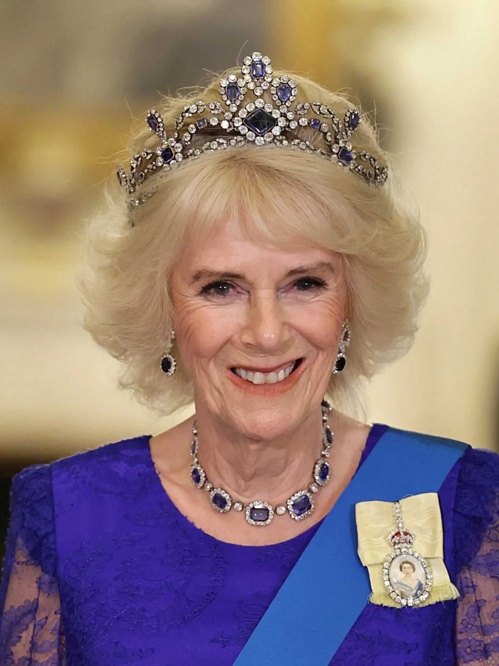 Zatieniť sa nedala ani kráľovná manželka Camilla. Tá si na významnú príležitosť obliekla elegantné modré šaty z dielne Bruce Oldfield Couture, na ktorých mala pripnutú rovnakú brošňu s podobizňou kráľovnej Alžbety, akú mala aj Kate. A zatiaľ, čo princezná zvolila tiaru princeznej Diany, kráľovná manželka si na hlavu nasadila zafírový diadém zosnulej kráľovnej Alžbety II.