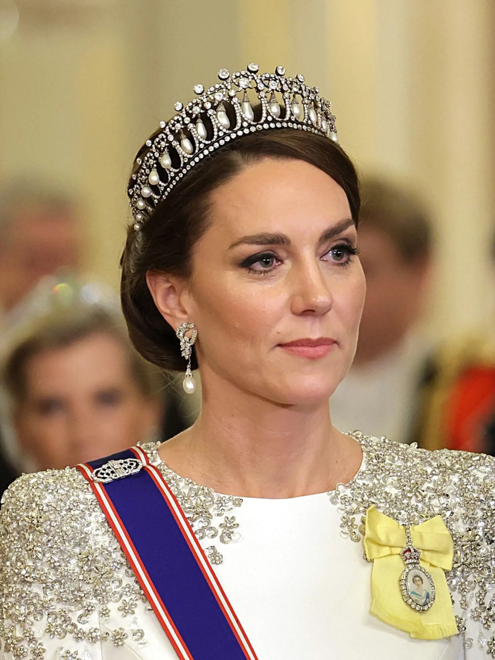 Princezná Kate však počas dôležitej udalosti nezabudla ani na nedávno zosnulú panovníčku kráľovnú Alžbetu II. Tej vzdala poctu krásnou brošňou s podobizňou kráľovnej, ktorú mala pripnutú na ľavej strane šiat na srdci.