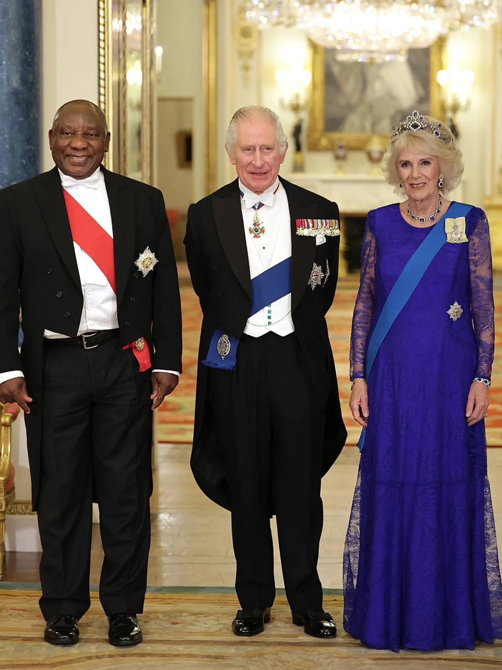 Zatieniť sa nedala ani kráľovná manželka Camilla. Tá si na významnú príležitosť obliekla elegantné modré šaty z dielne Bruce Oldfield Couture, na ktorých mala pripnutú rovnakú brošňu s podobizňou kráľovnej Alžbety, akú mala aj Kate. A zatiaľ, čo princezná zvolila tiaru princeznej Diany, kráľovná manželka si na hlavu nasadila zafírový diadém zosnulej kráľovnej Alžbety II.