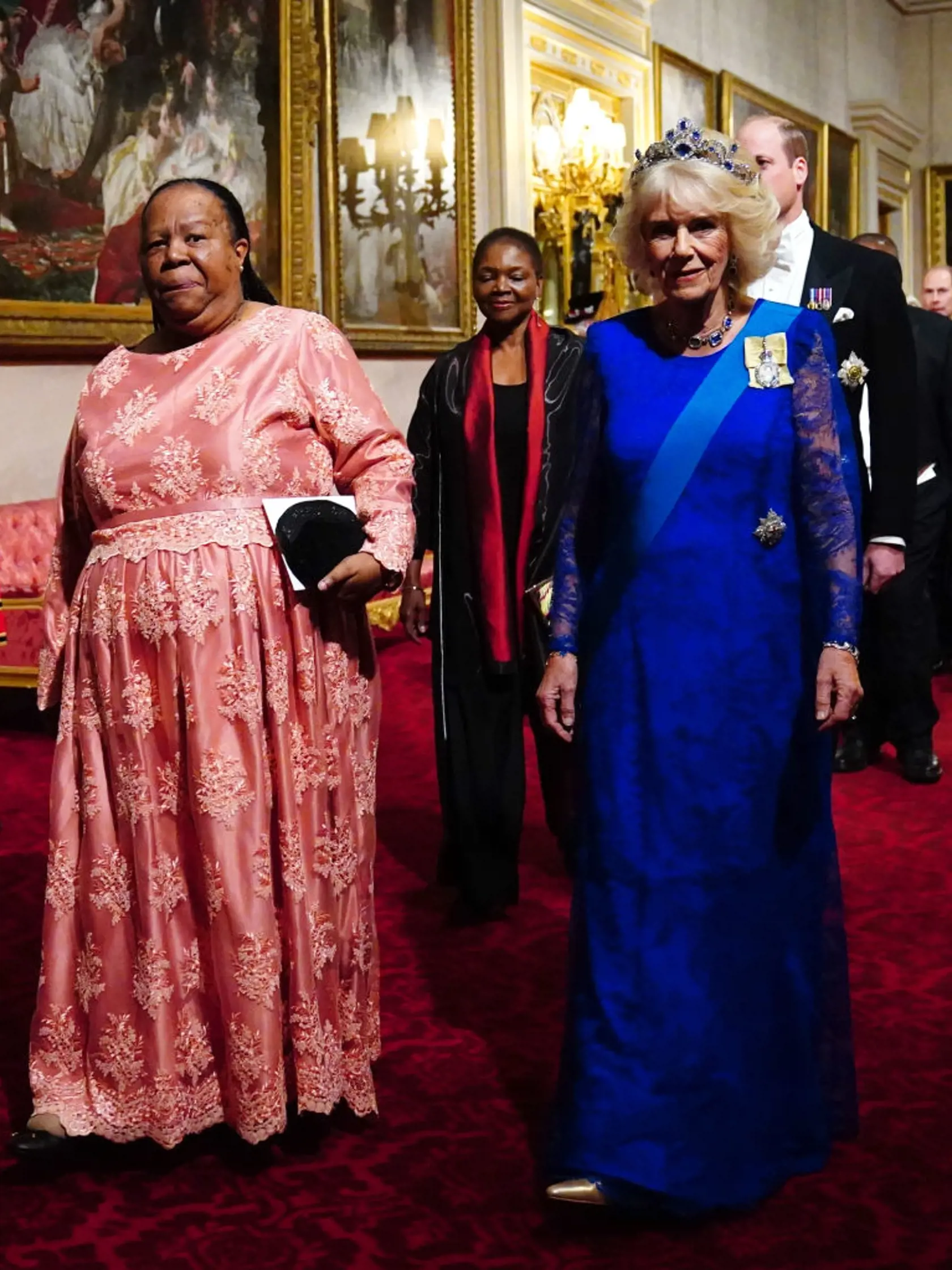 Zatieniť sa nedala ani kráľovná manželka Camilla. Tá si na významnú príležitosť obliekla elegantné modré šaty z dielne Bruce Oldfield Couture, na ktorých mala pripnutú rovnakú brošňu s podobizňou kráľovnej Alžbety, akú mala aj Kate. A zatiaľ, čo princezná zvolila tiaru princeznej Diany, kráľovná manželka si na hlavu nasadila zafírový diadém zosnulej kráľovnej Alžbety II.
