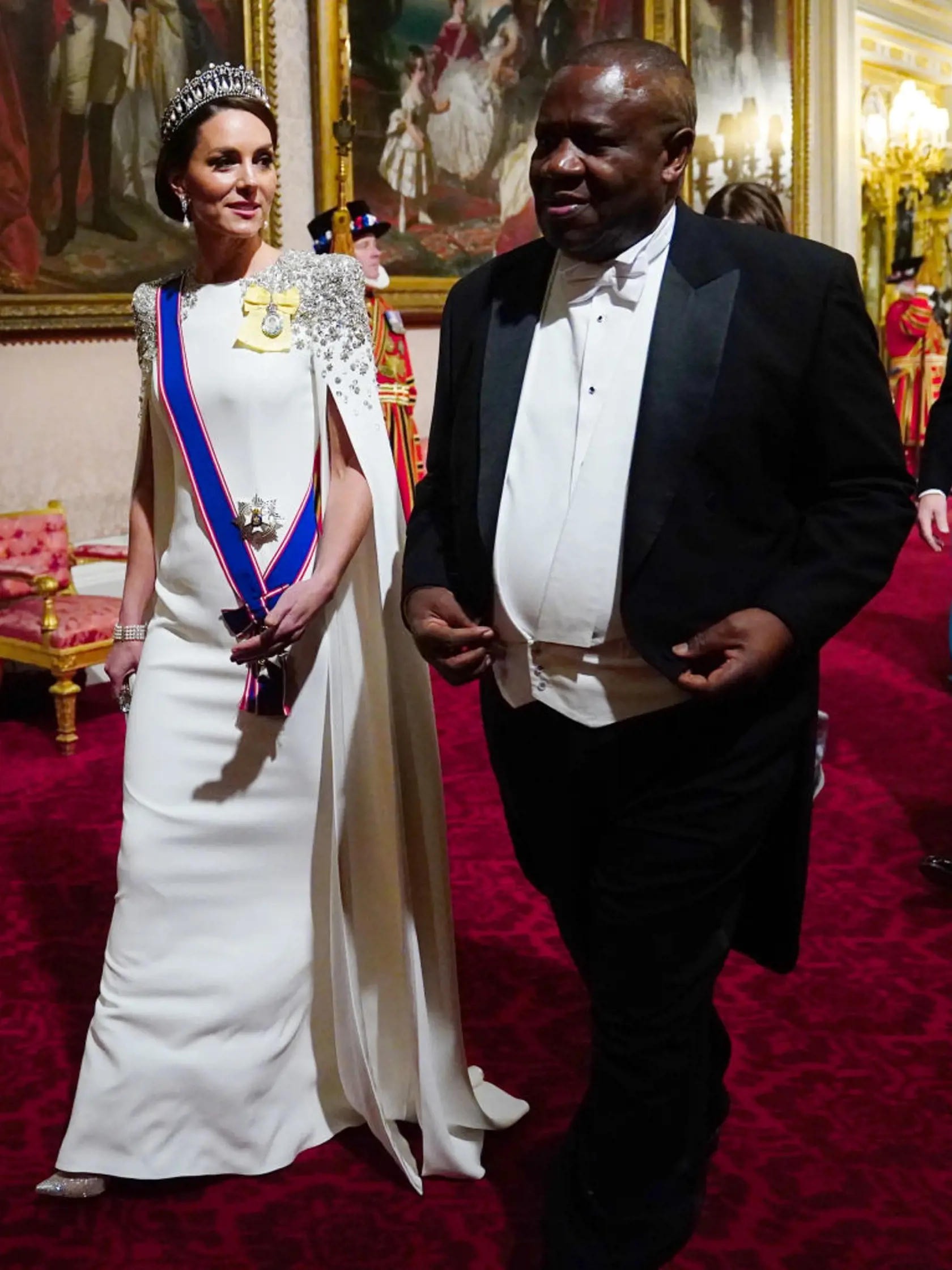 Dokonalý vzhľad Kate však nebol to jediné, čím pútala pozornosť. Počas celého slávnostného večera venovala svoju pozornosť prezidentovi Juhoafrickej republiky Cyrilovi Ramaphosovi, ktorý bol čestným hosťom na bankete nového britského panovníka.
